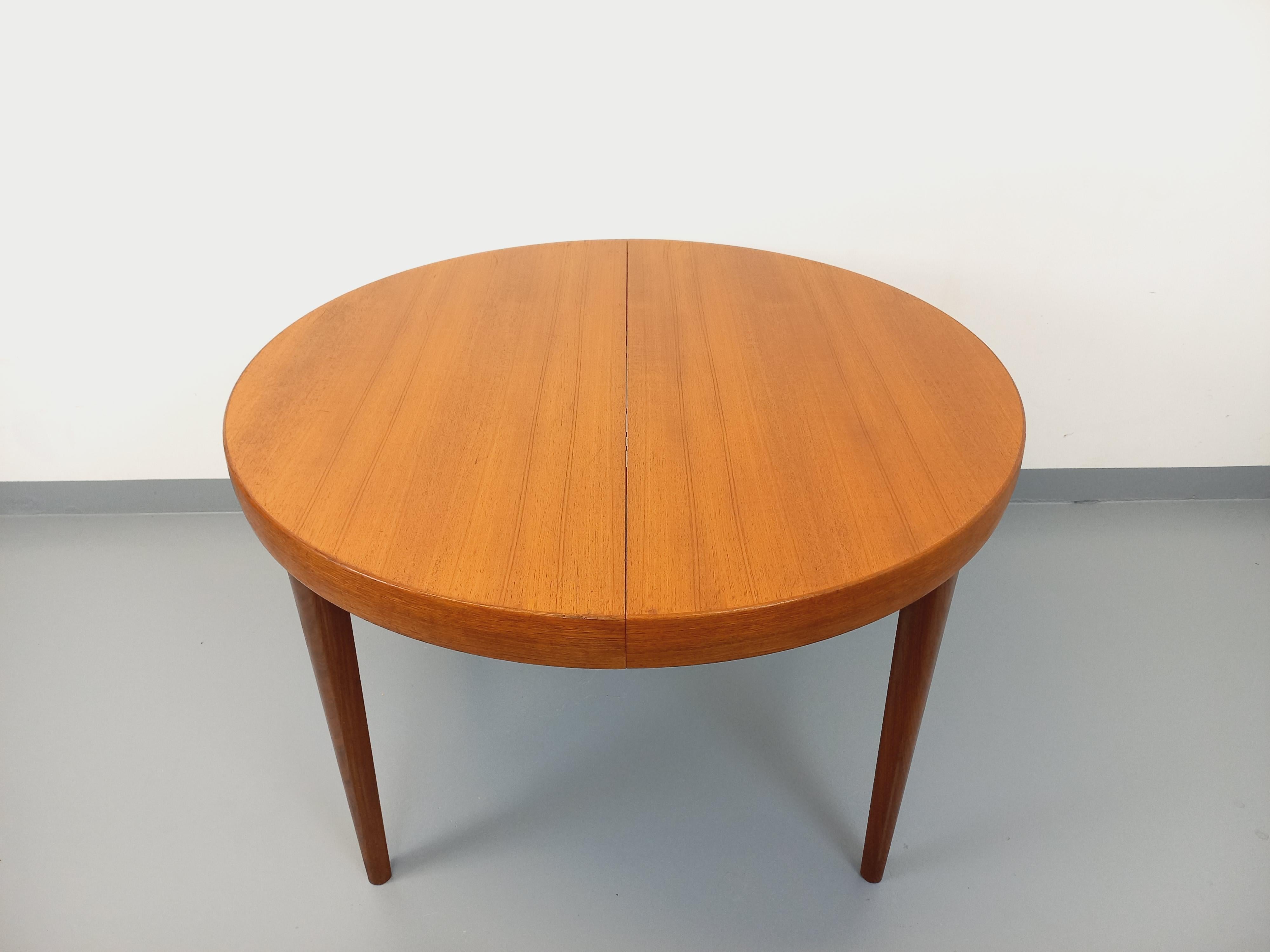 Grande table ronde scandinave vintage des années 50 60 en teck avec rallonges (Teakholz) im Angebot