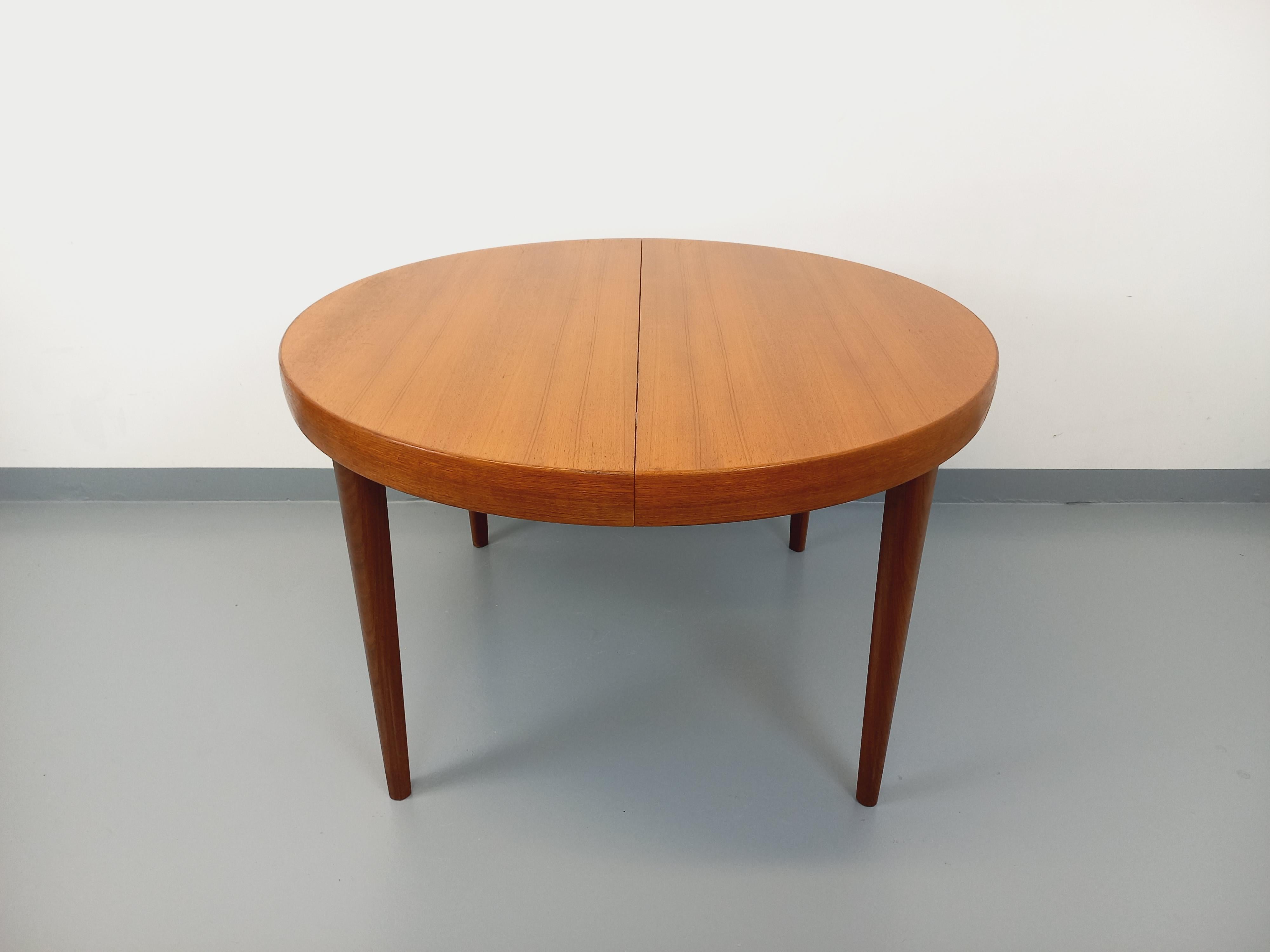 Grande table ronde scandinave vintage des années 50 60 en teck avec rallonges im Angebot 1