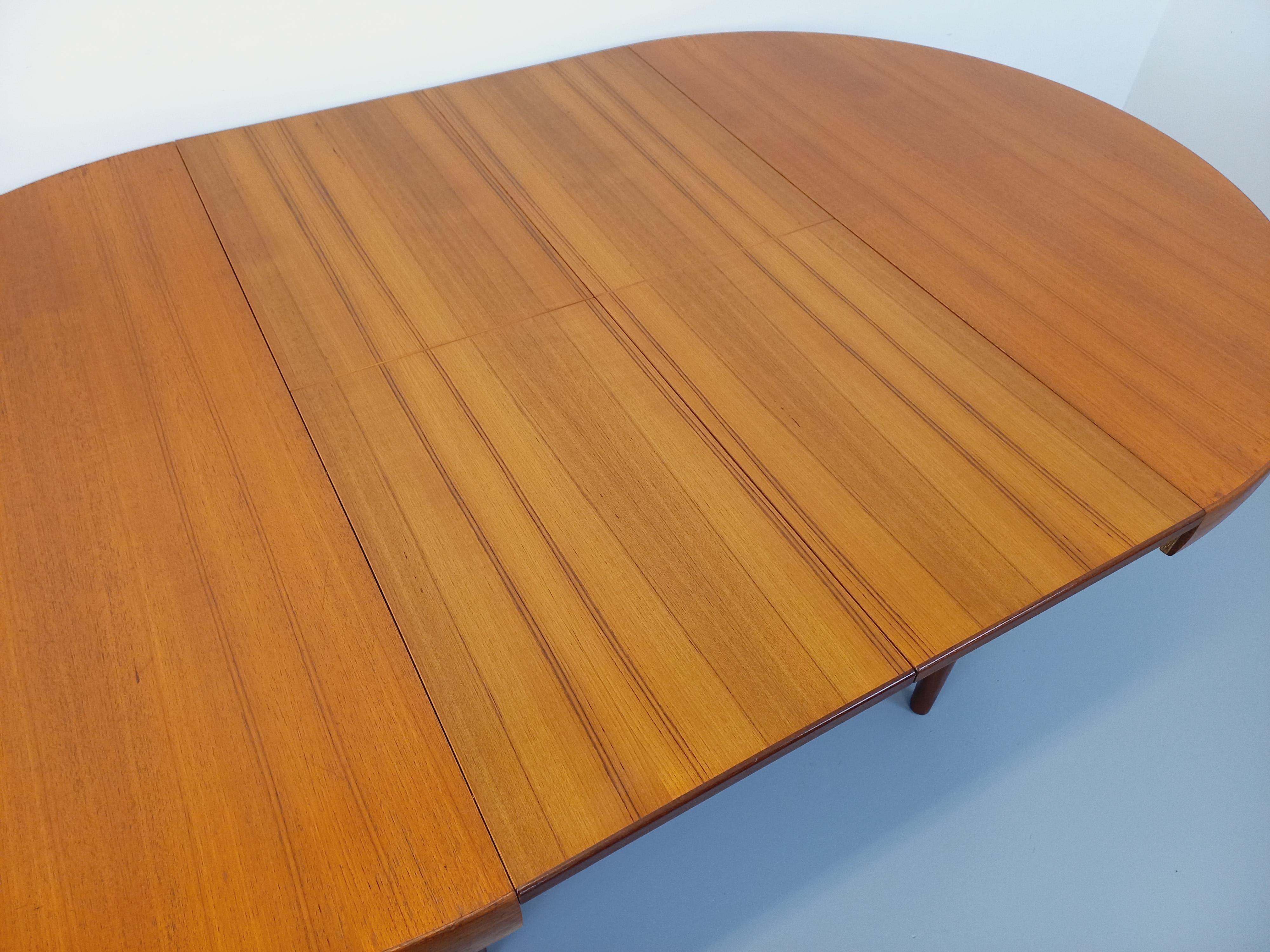 Grande table ronde scandinave vintage des années 50 60 en teck avec rallonges im Angebot 2
