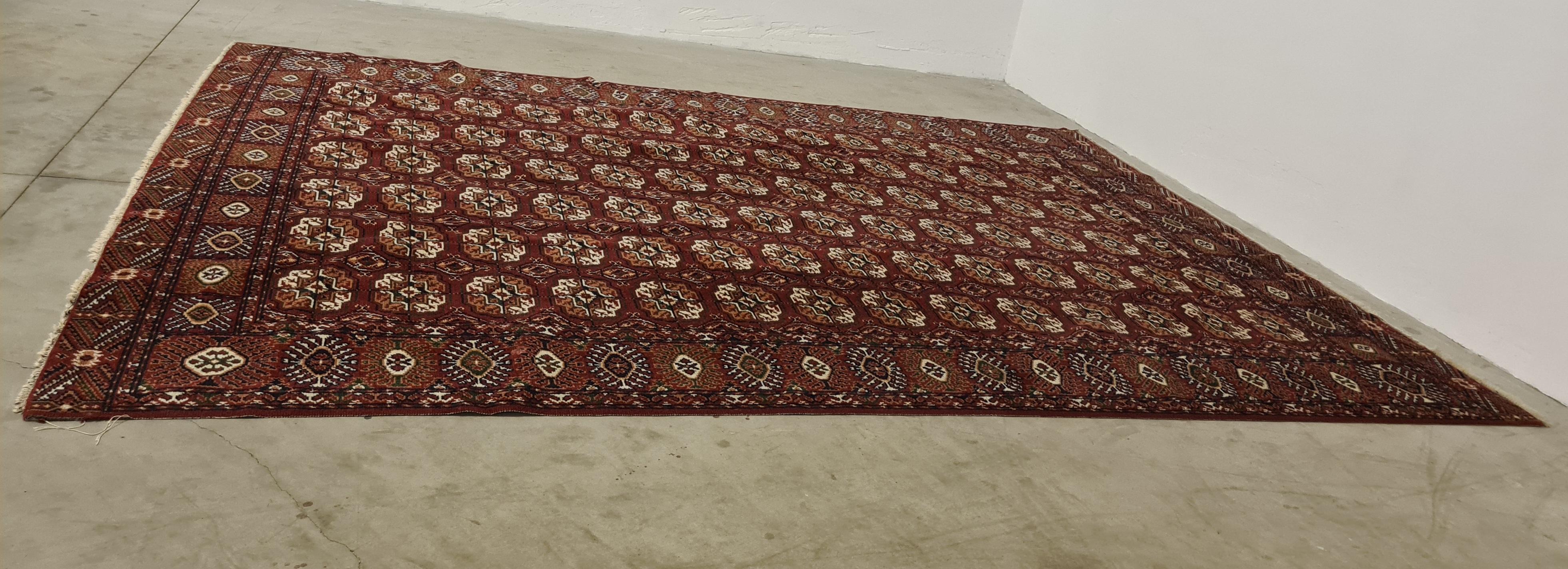 Large hand-knotted Russian Bukhara Rug.

Bukhara carpets are among the most renowned and well-known carpets in the world.

Their classic design based on the repetition of 