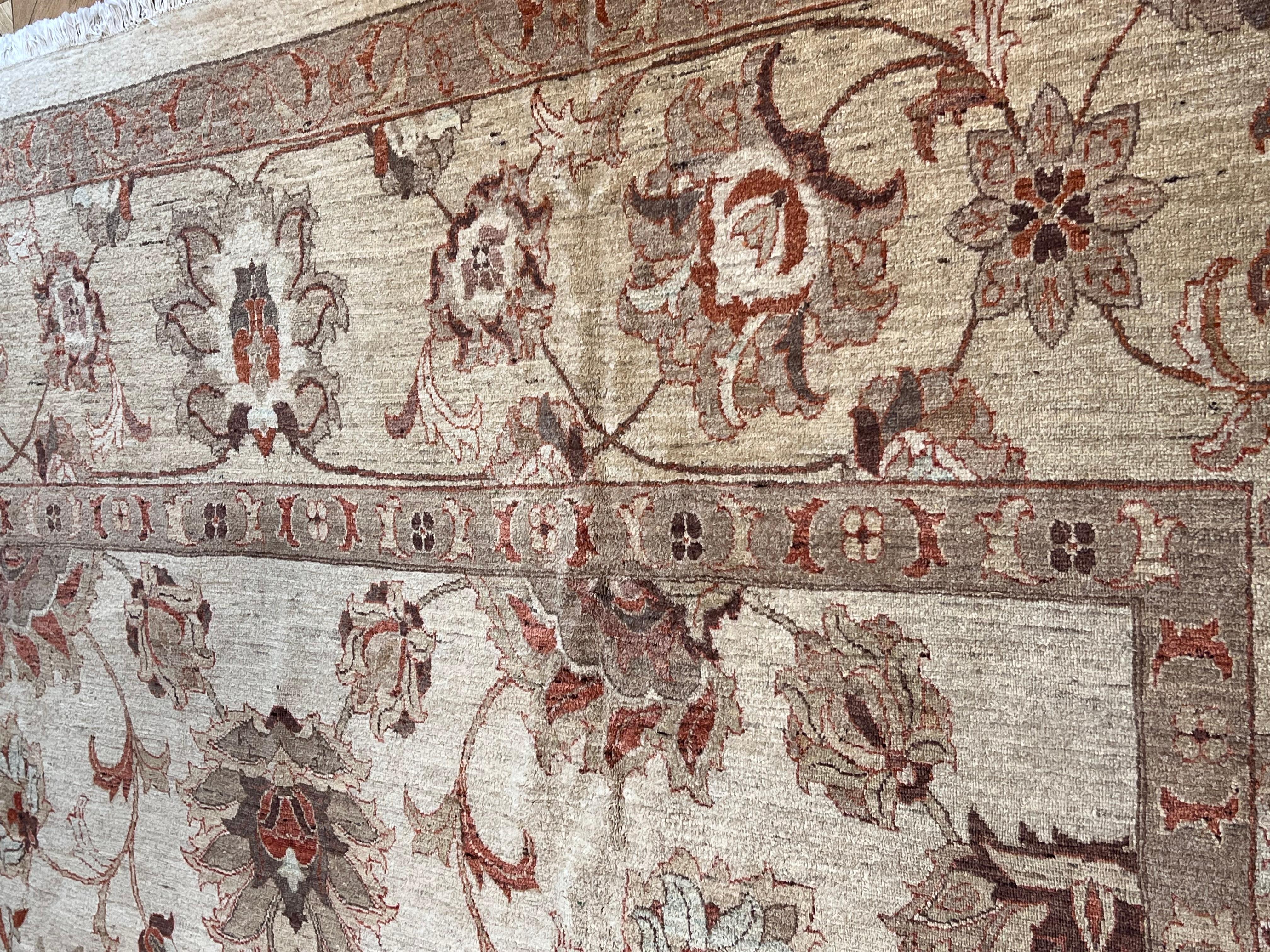 Grand tapis à fond crème avec des motifs anciens d'Agra en vente 3