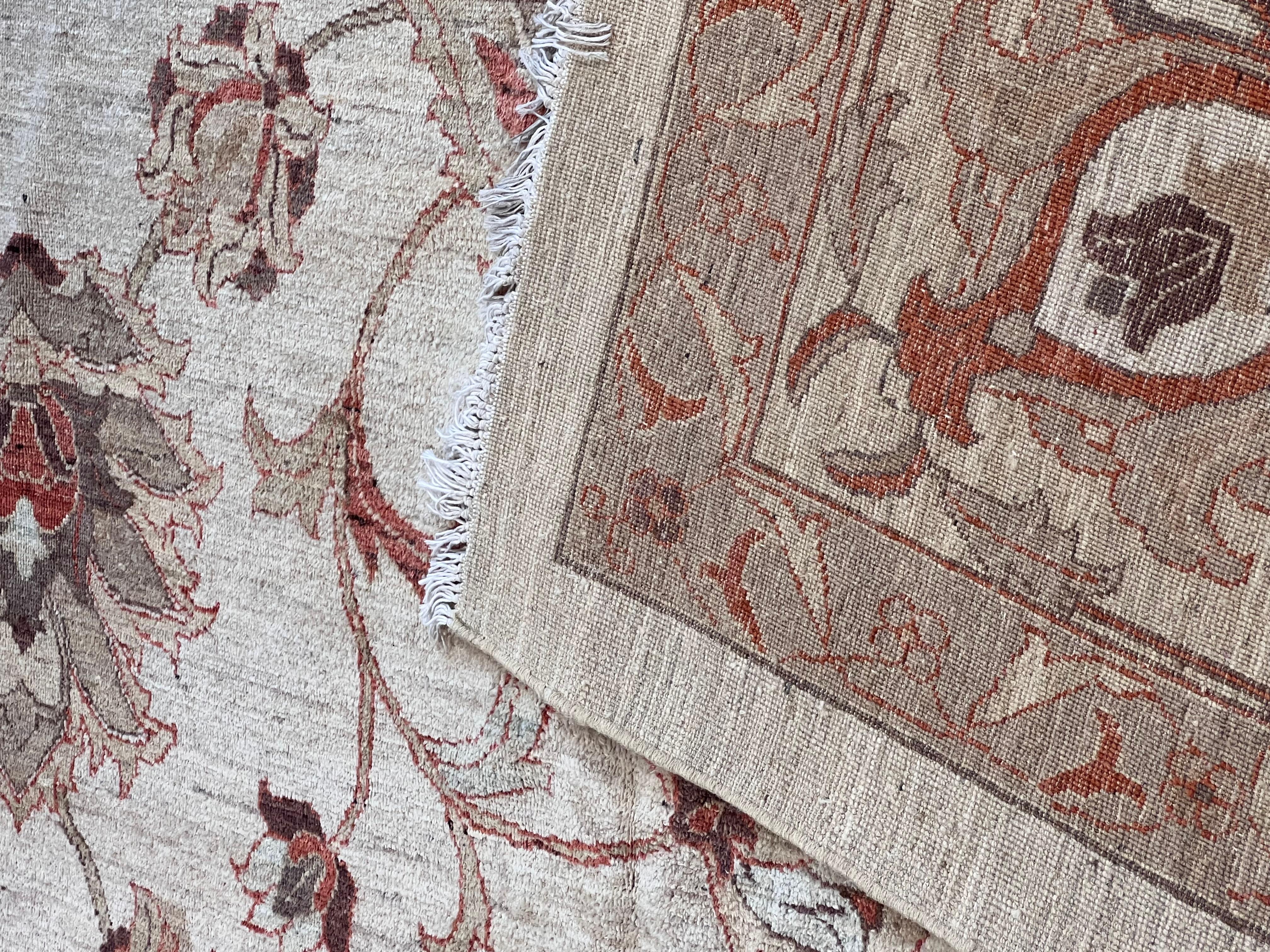 Grand tapis à fond crème avec des motifs anciens d'Agra en vente 4