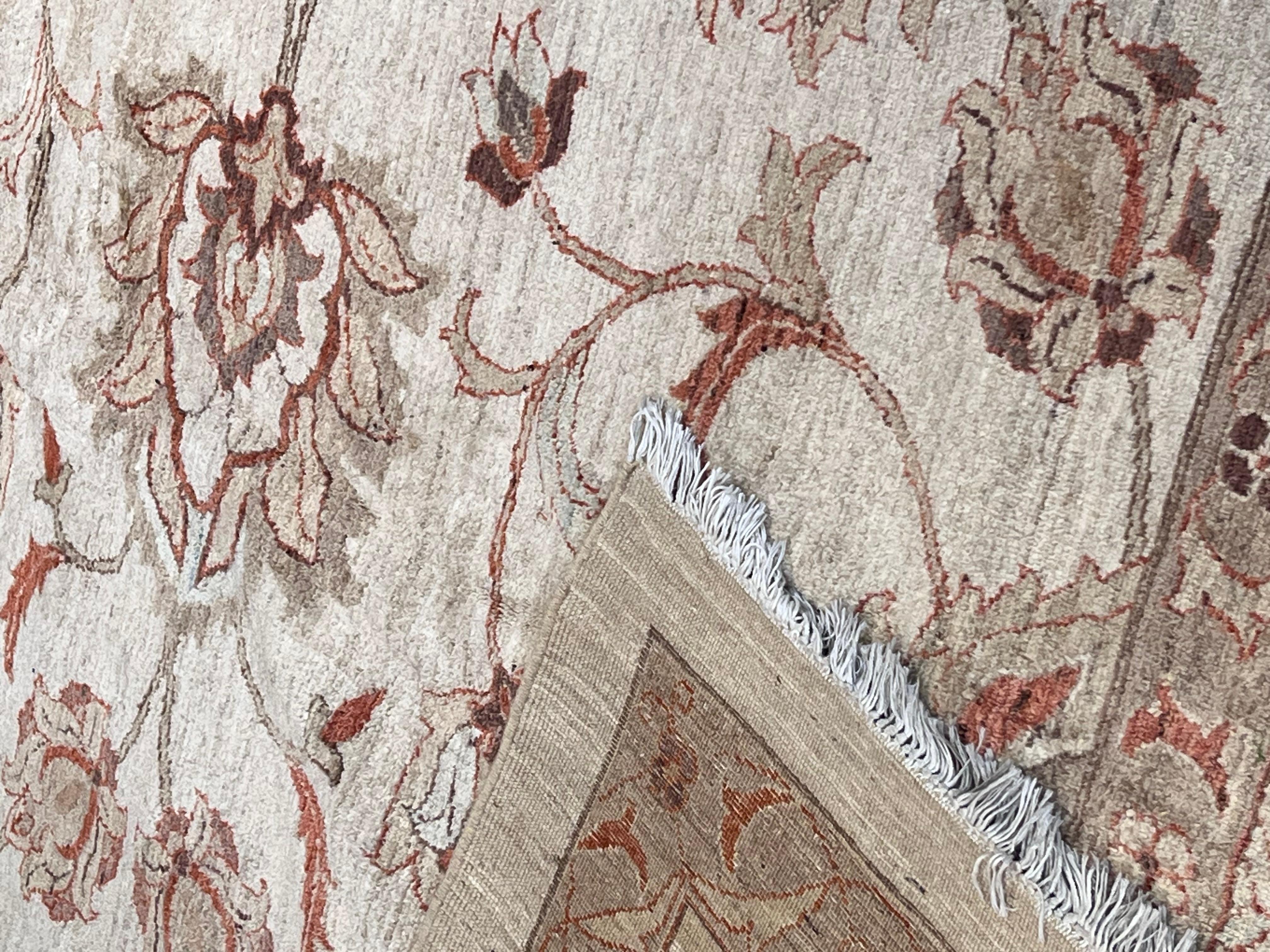 Grand tapis à fond crème avec des motifs anciens d'Agra en vente 5