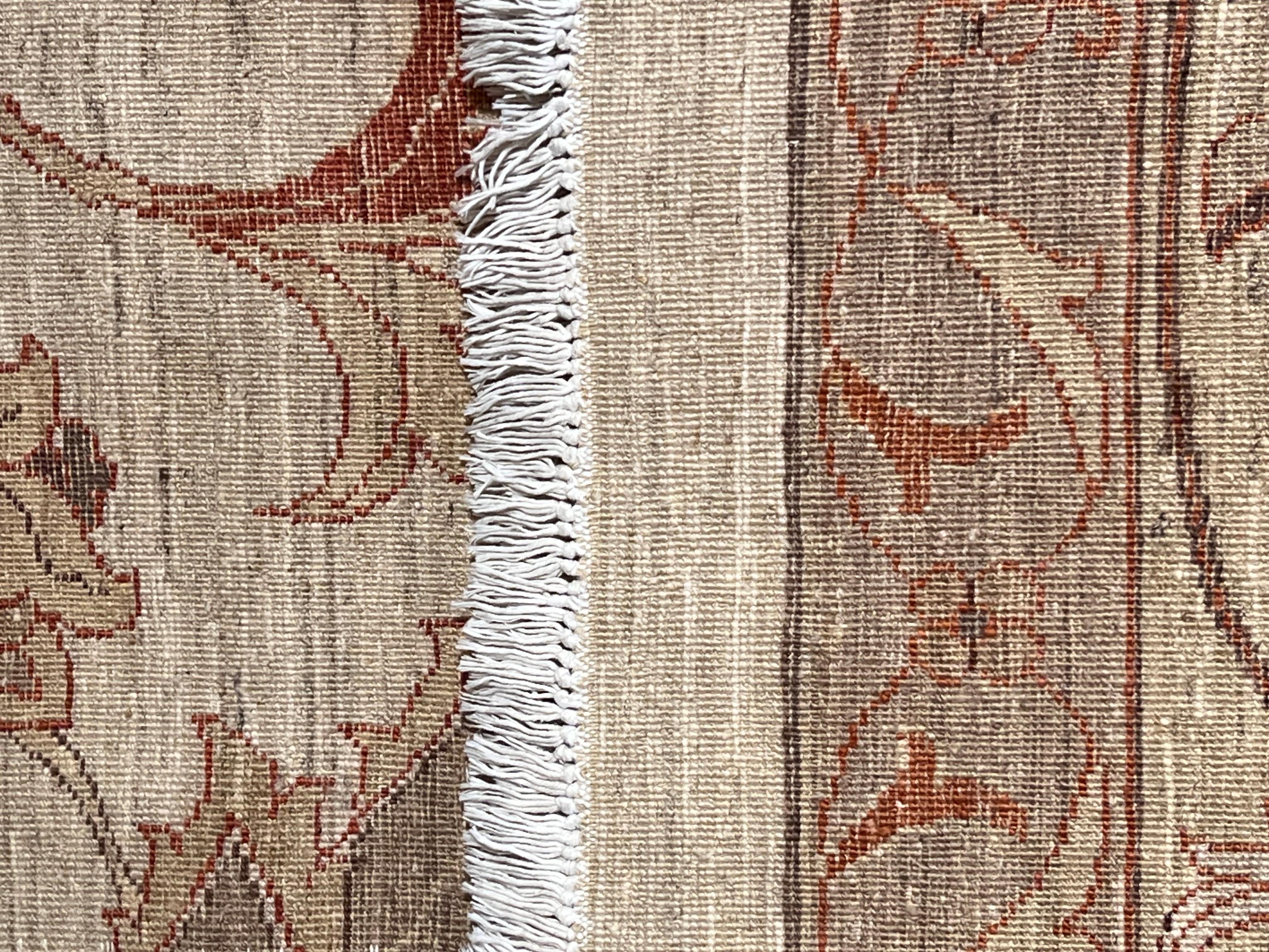 Grand tapis à fond crème avec des motifs anciens d'Agra en vente 6
