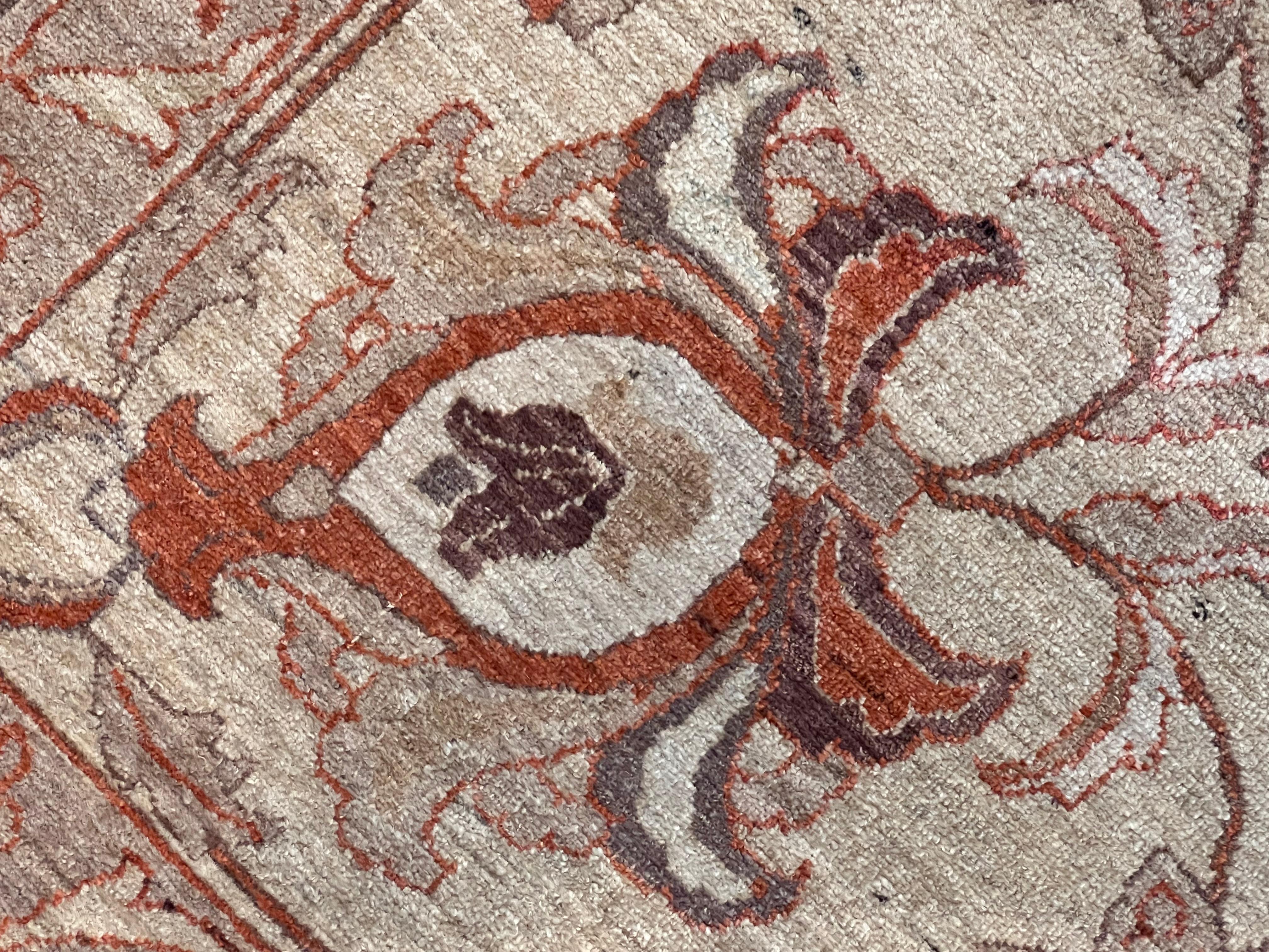 Le tapis que nous présentons est un tapis au motif classique d'Agra. Ces tapis étaient autrefois fabriqués dans les ateliers des cours indiennes pour décorer les résidences aristocratiques. Aujourd'hui, la meilleure production d'Agra provient du
