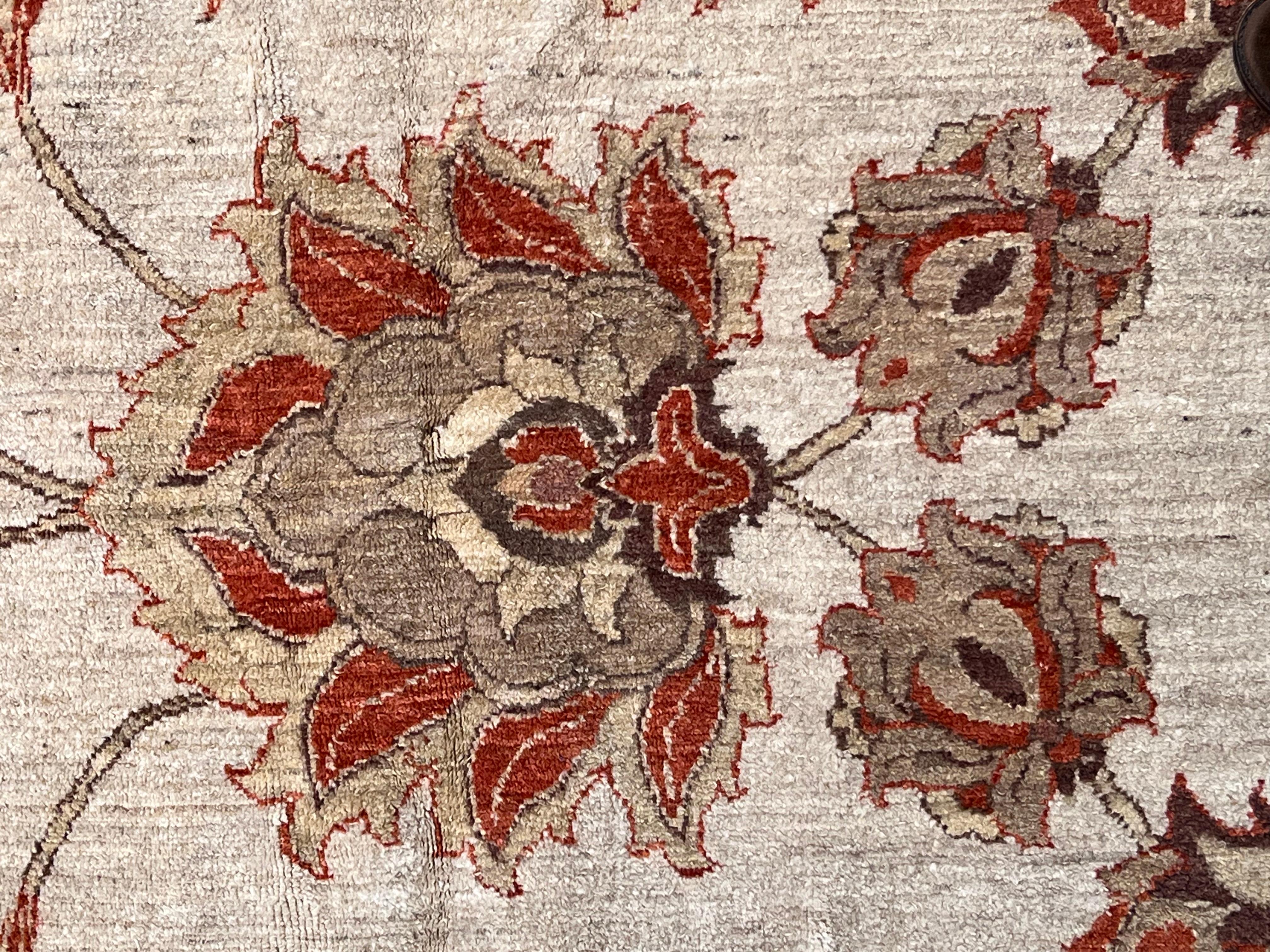 Grand tapis à fond crème avec des motifs anciens d'Agra Bon état - En vente à Firenze, IT