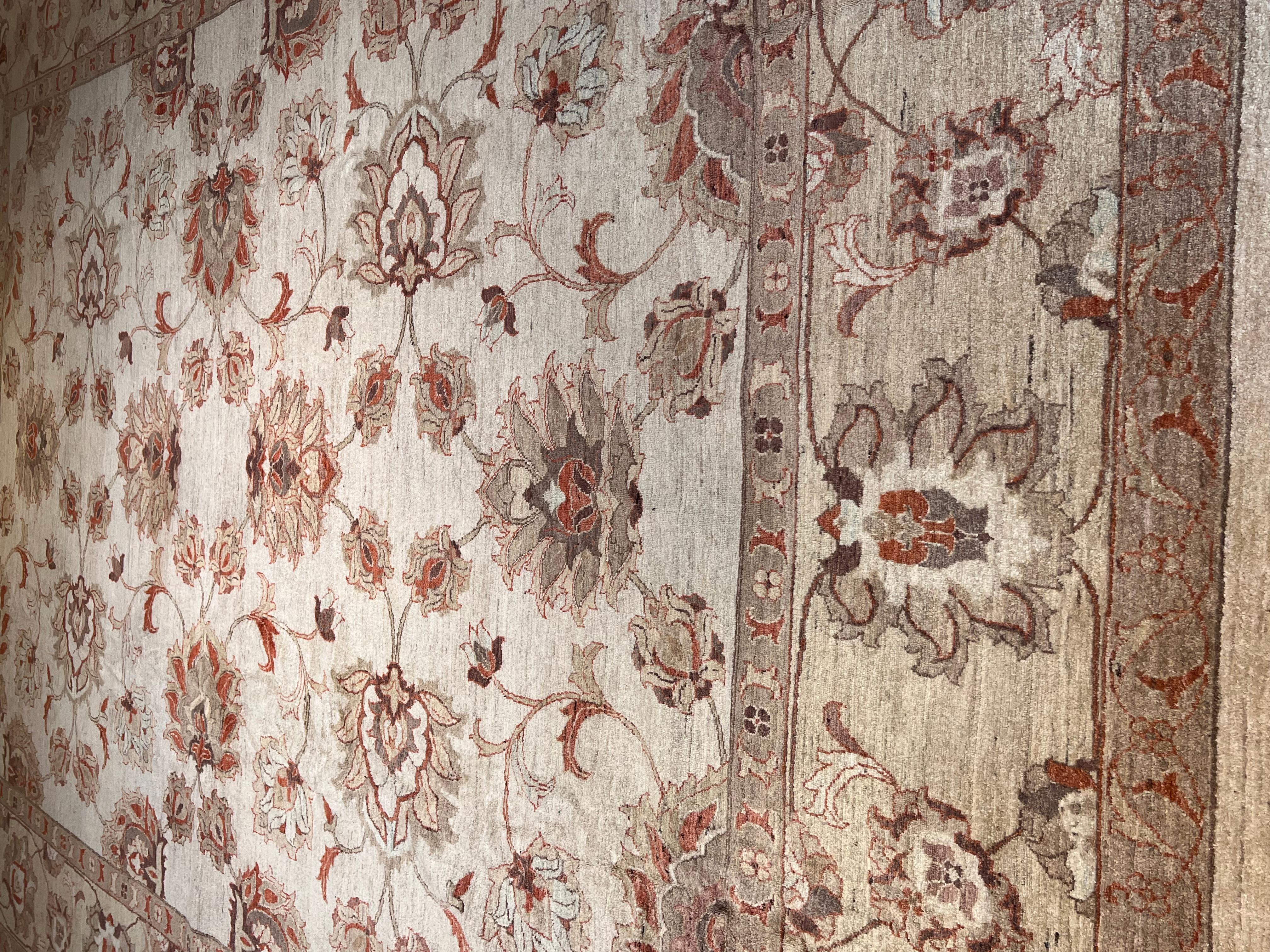 Contemporain Grand tapis à fond crème avec des motifs anciens d'Agra en vente