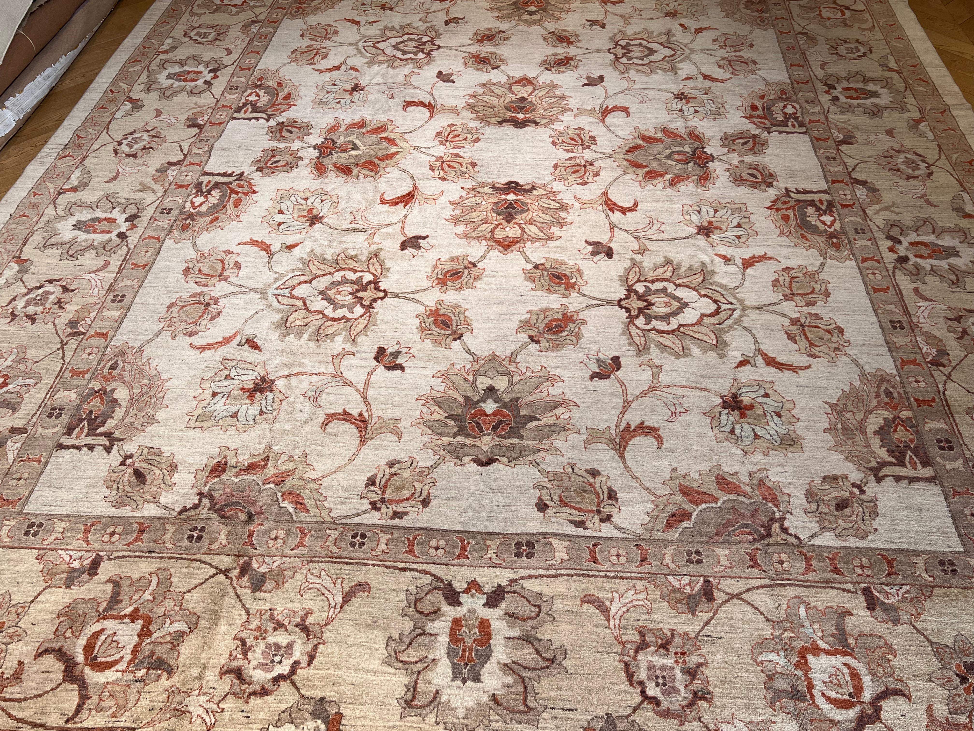 Wool Large cream background rug with the patterns of ancient Agra For Sale