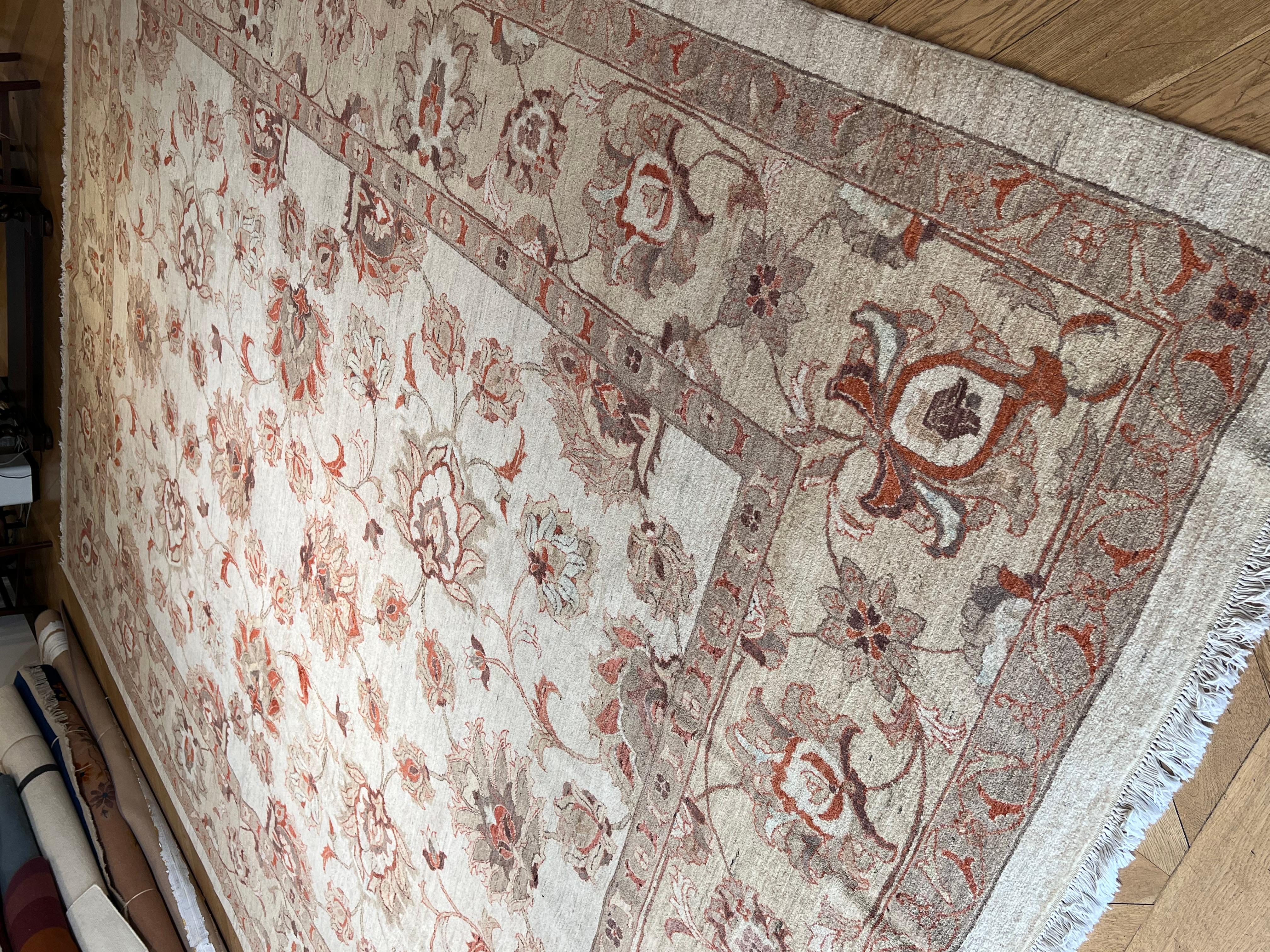 Grand tapis à fond crème avec des motifs anciens d'Agra en vente 1