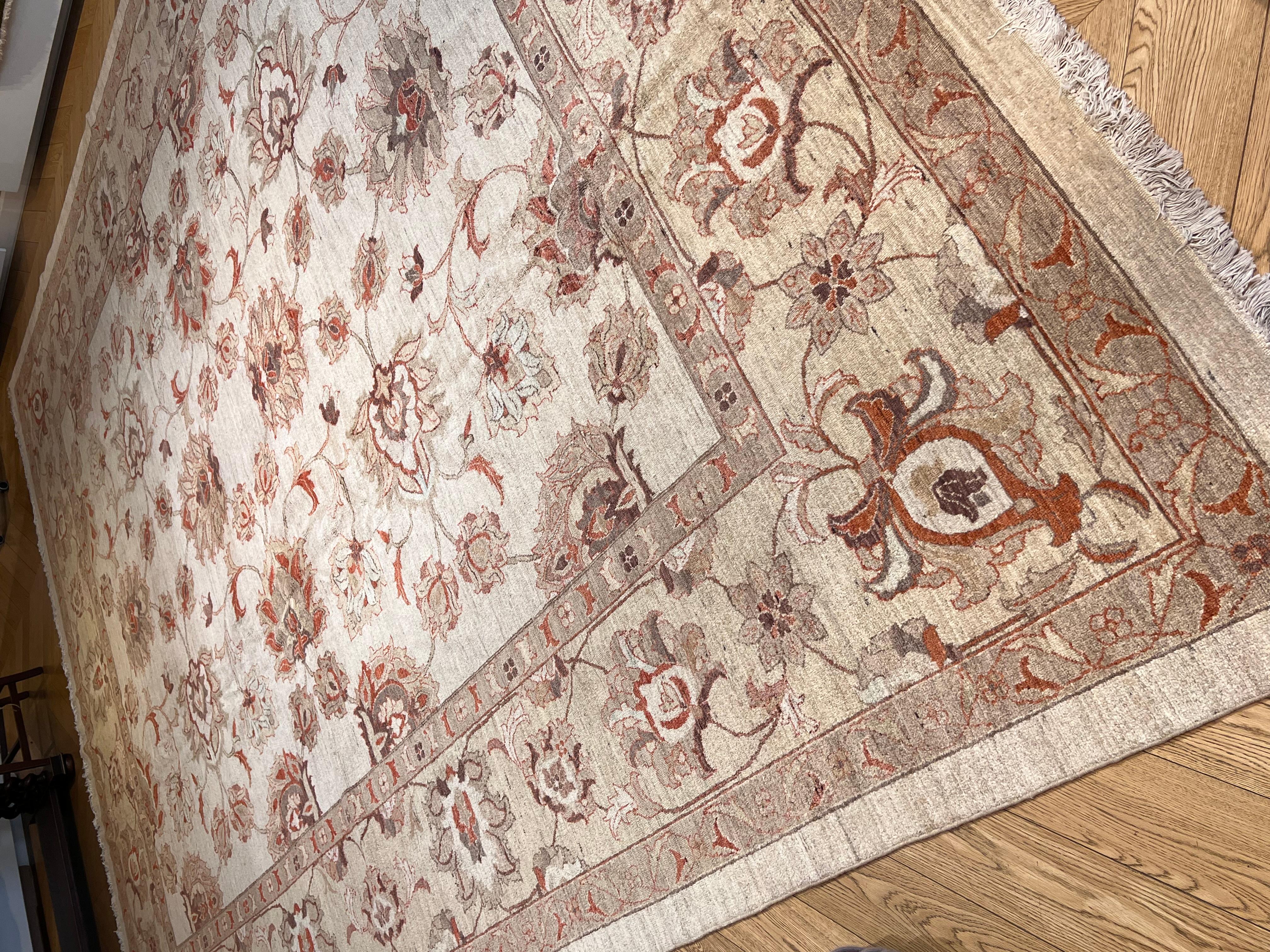 Grand tapis à fond crème avec des motifs anciens d'Agra en vente 2