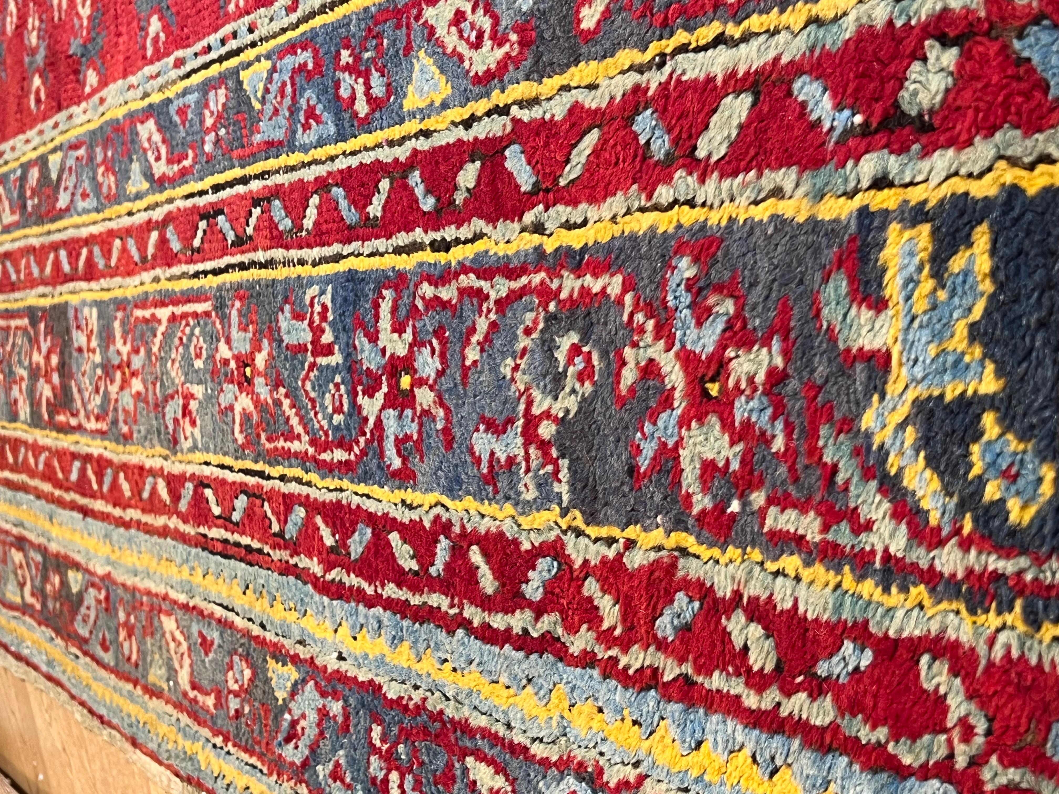 Grande tappeto Ushak fondo rosso avec médaglione en vente 3