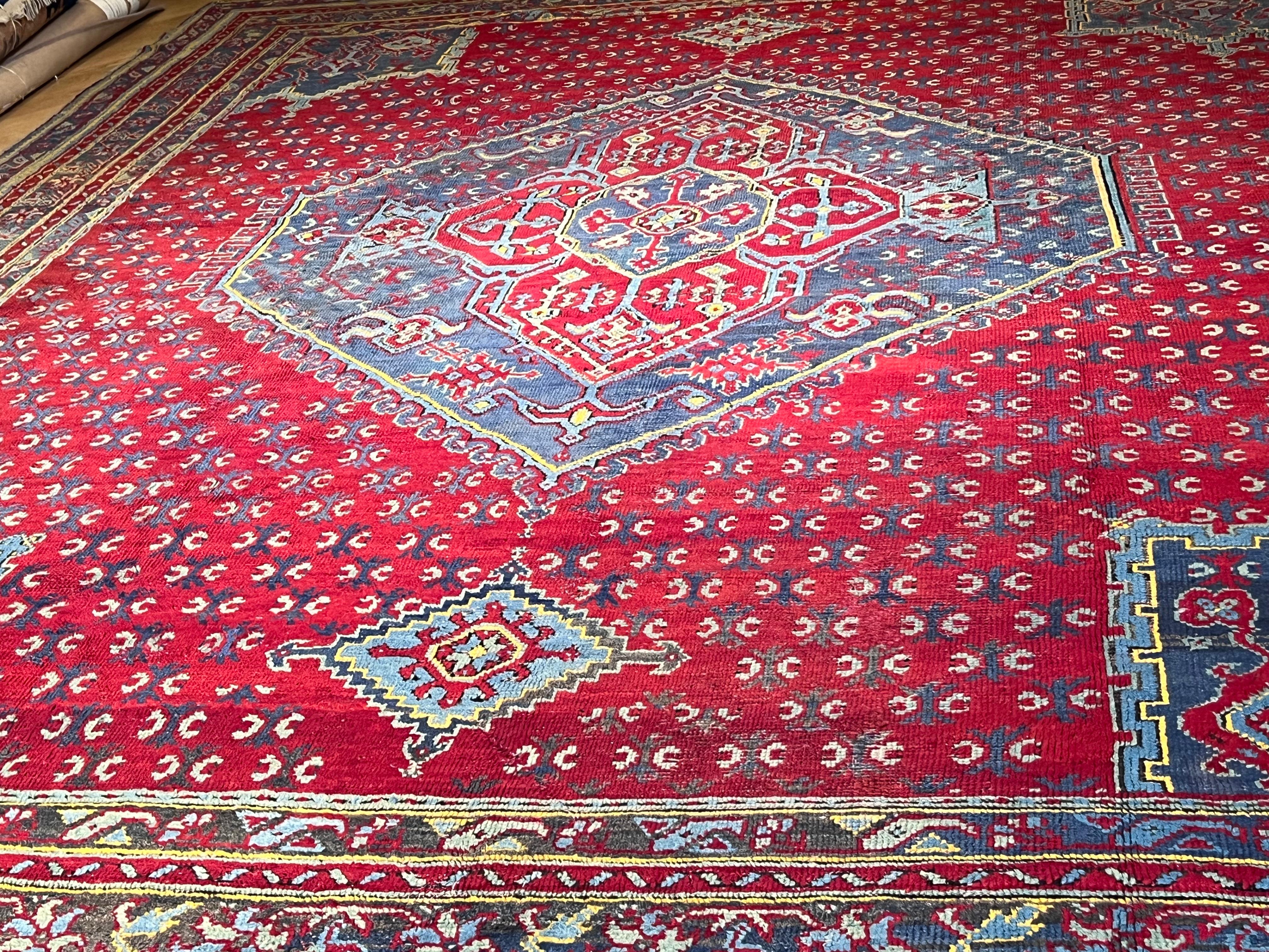 Grande tappeto Ushak fondo rosso con medaglione For Sale 4