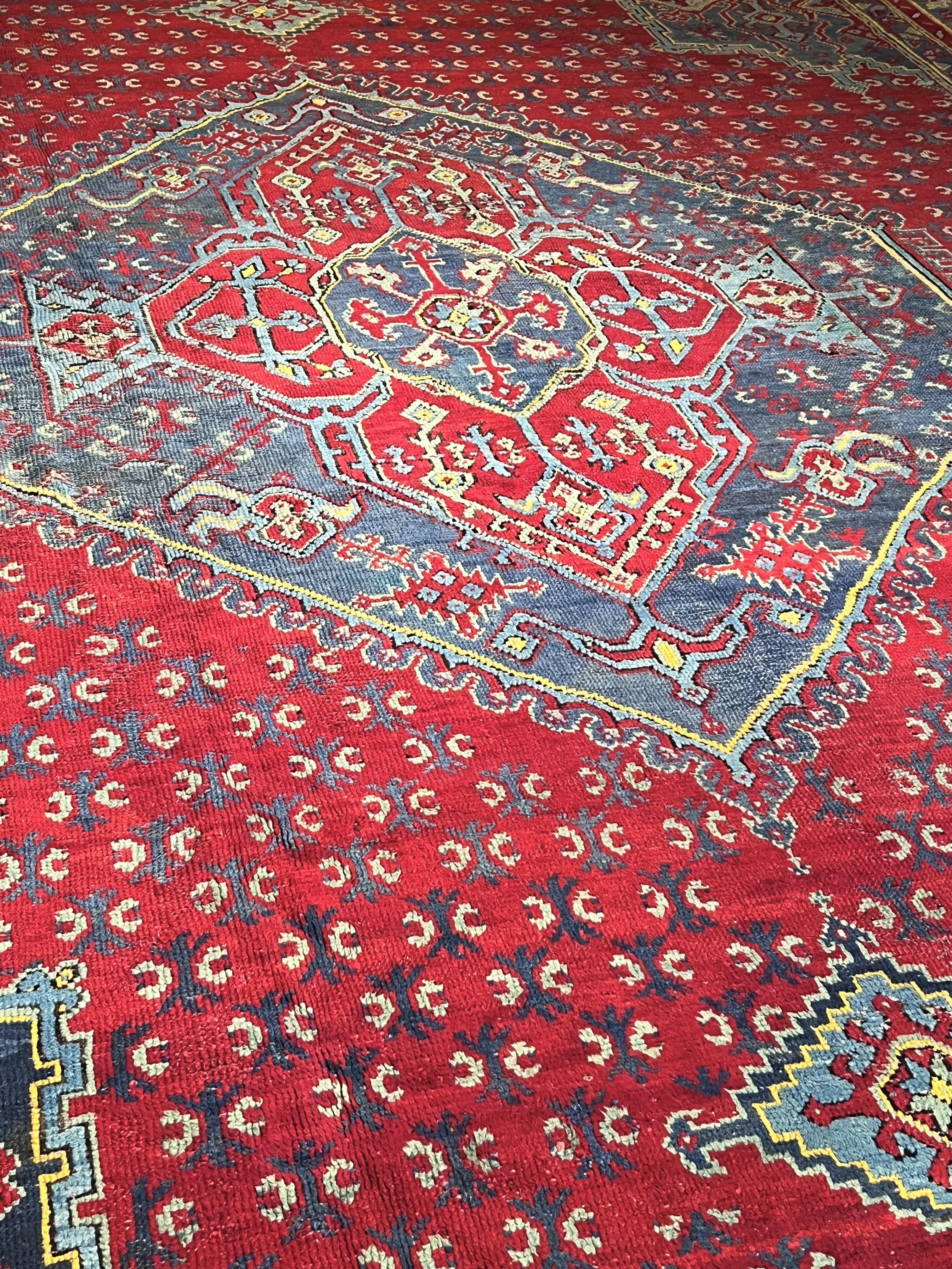 I tappeti Ushak in turco Usak sono tappeti famosissimi realizzati nella città Usak a nord di Denizli. Des taches très appréciées par la cour d'Istambul qui a commandé des taches de grande dimension. Erano anche i tappeti dei mercanti veneziani e