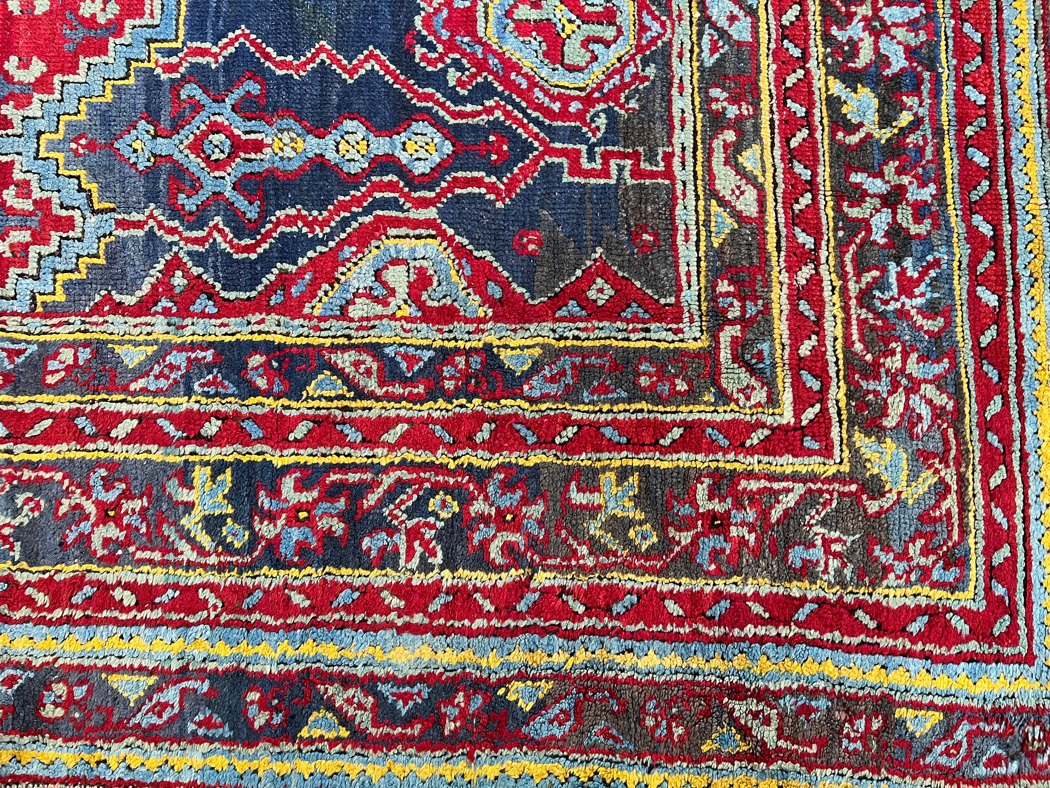 Moorish Grande tappeto Ushak fondo rosso con medaglione For Sale