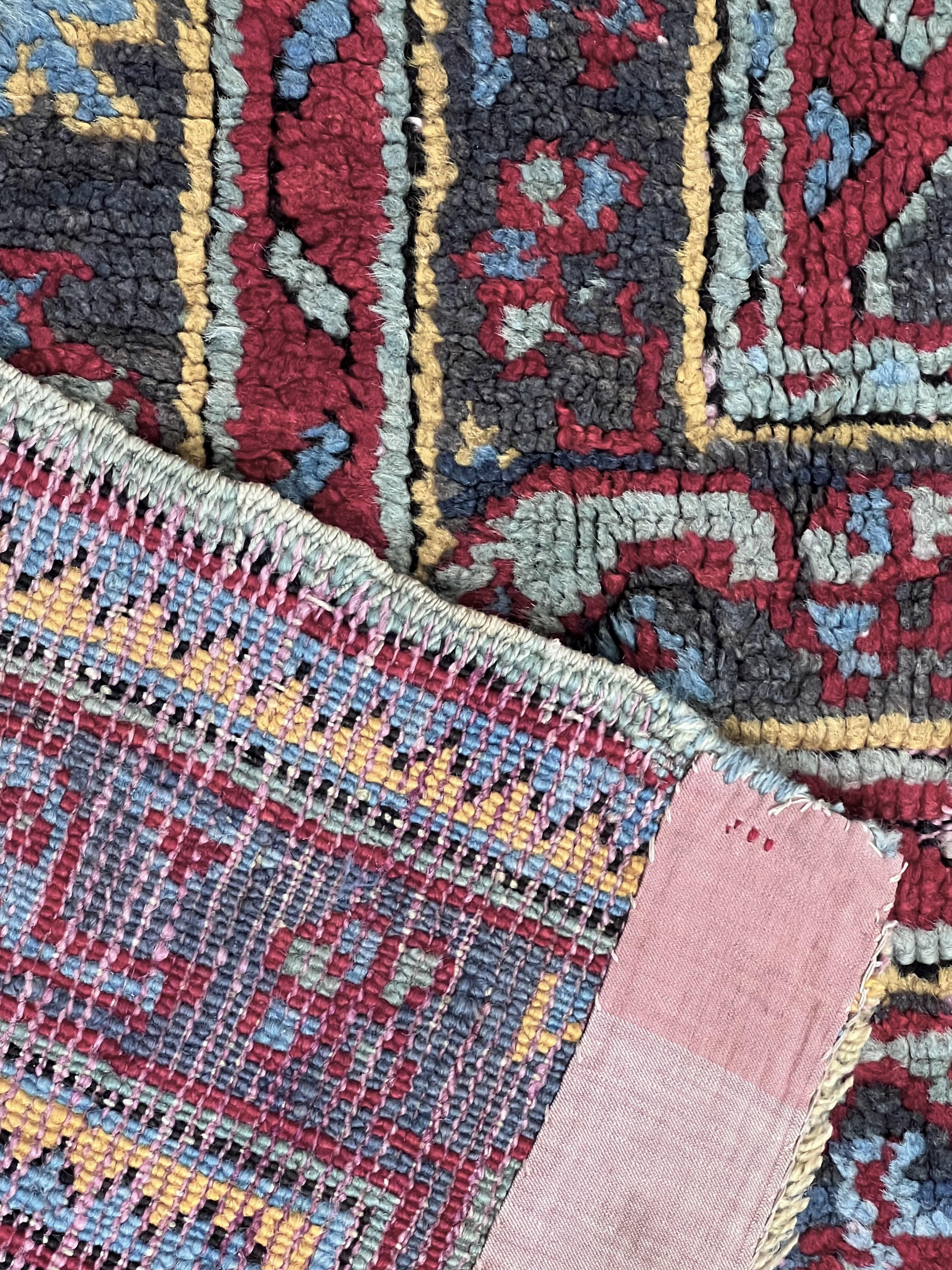 Turkish Grande tappeto Ushak fondo rosso con medaglione For Sale