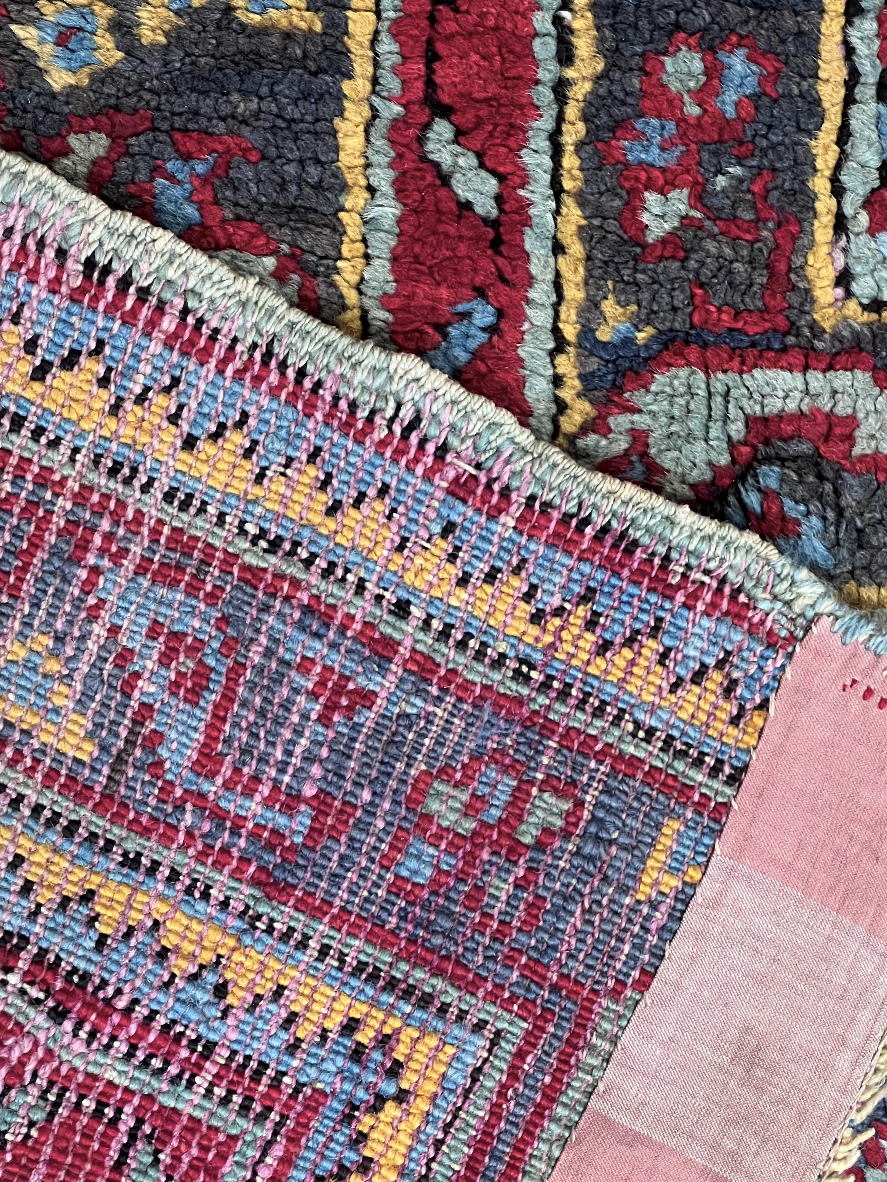 Hand-Knotted Grande tappeto Ushak fondo rosso con medaglione For Sale