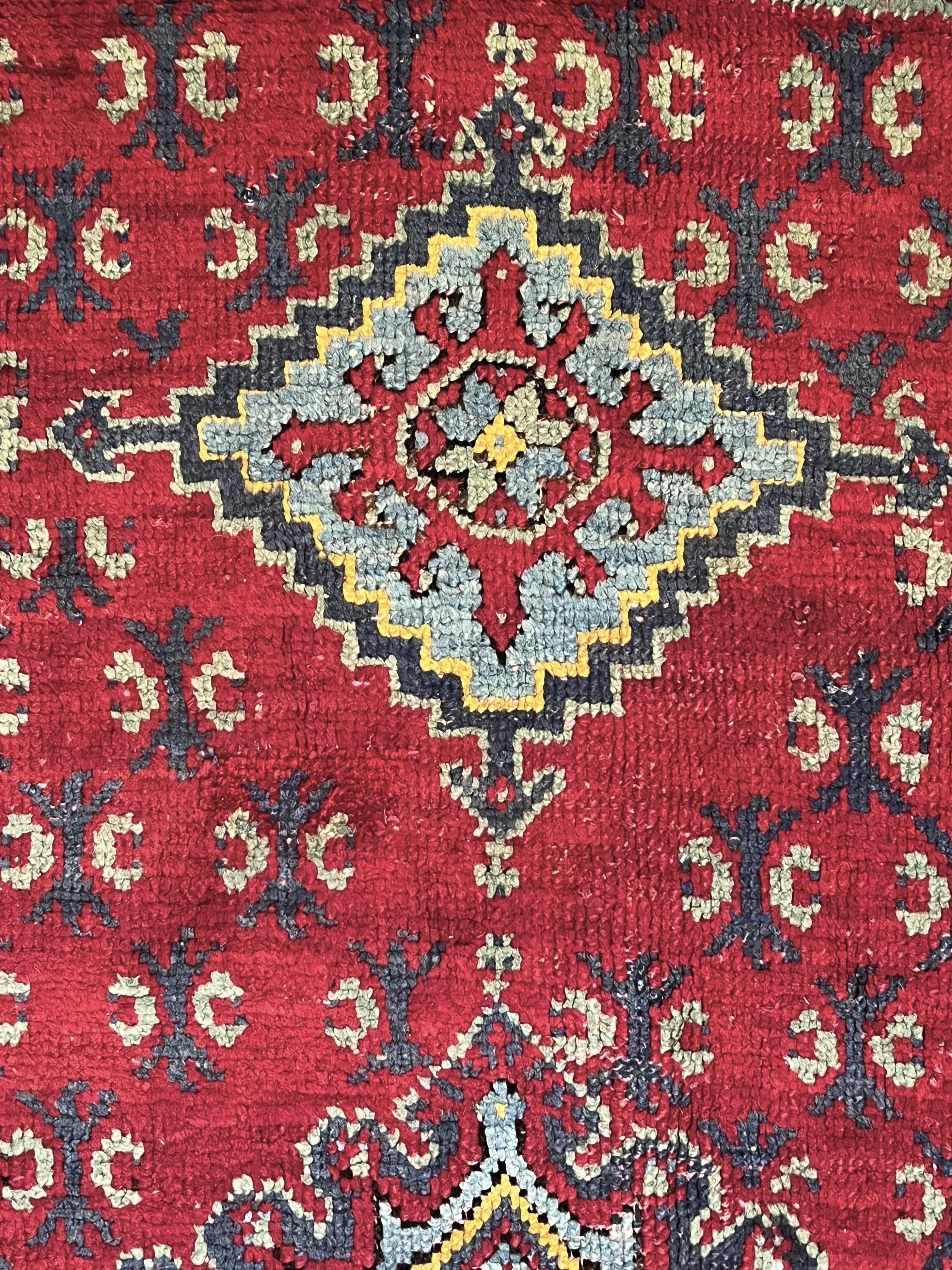 Wool Grande tappeto Ushak fondo rosso con medaglione For Sale