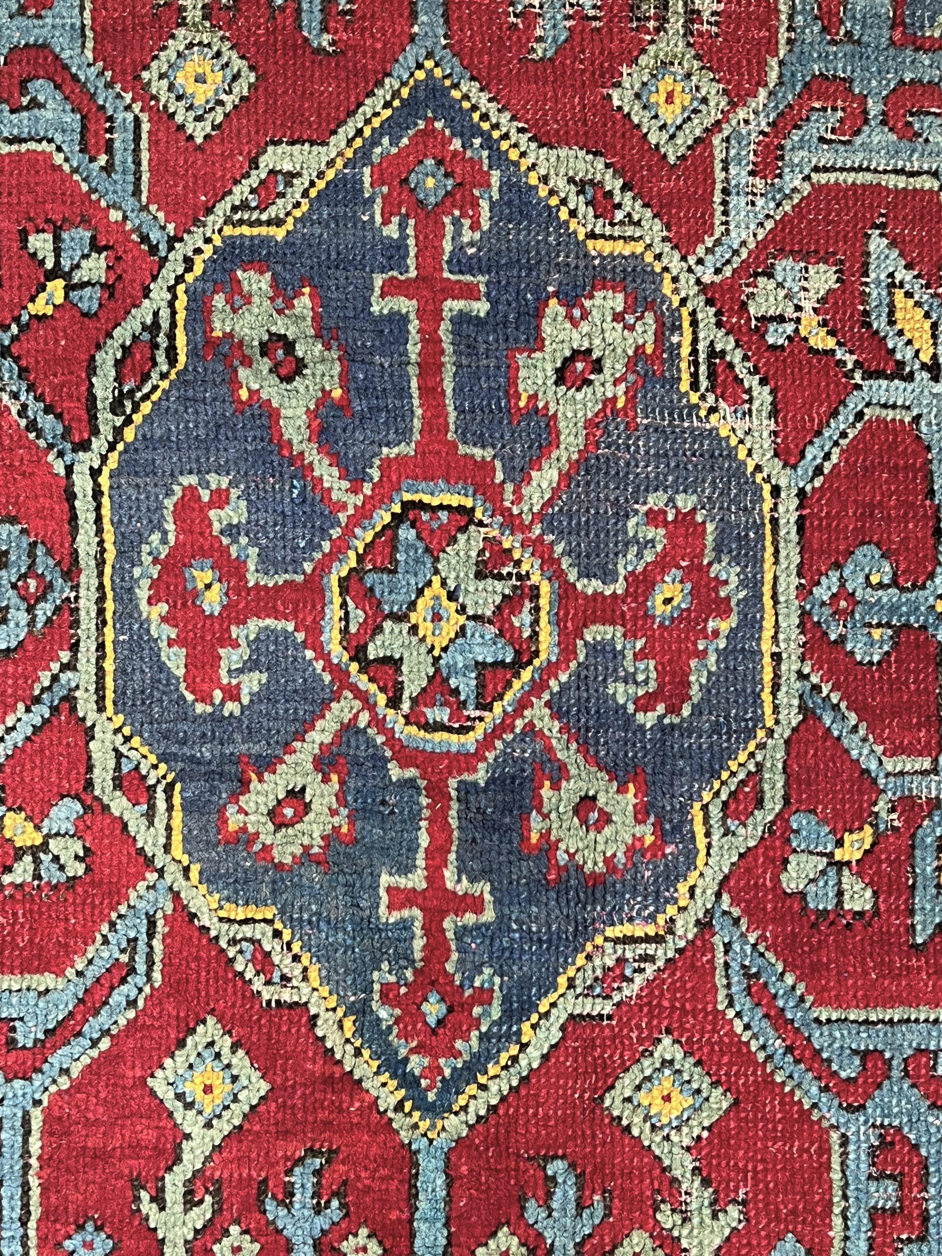 Grande tappeto Ushak fondo rosso con medaglione For Sale 1