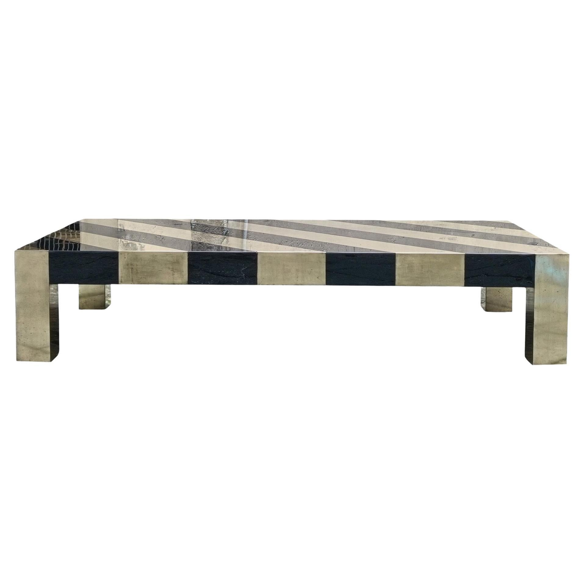 Grande Tavolino a Righe Diagonali in Ottone e Legno Laccato, Italia Años 70 en venta