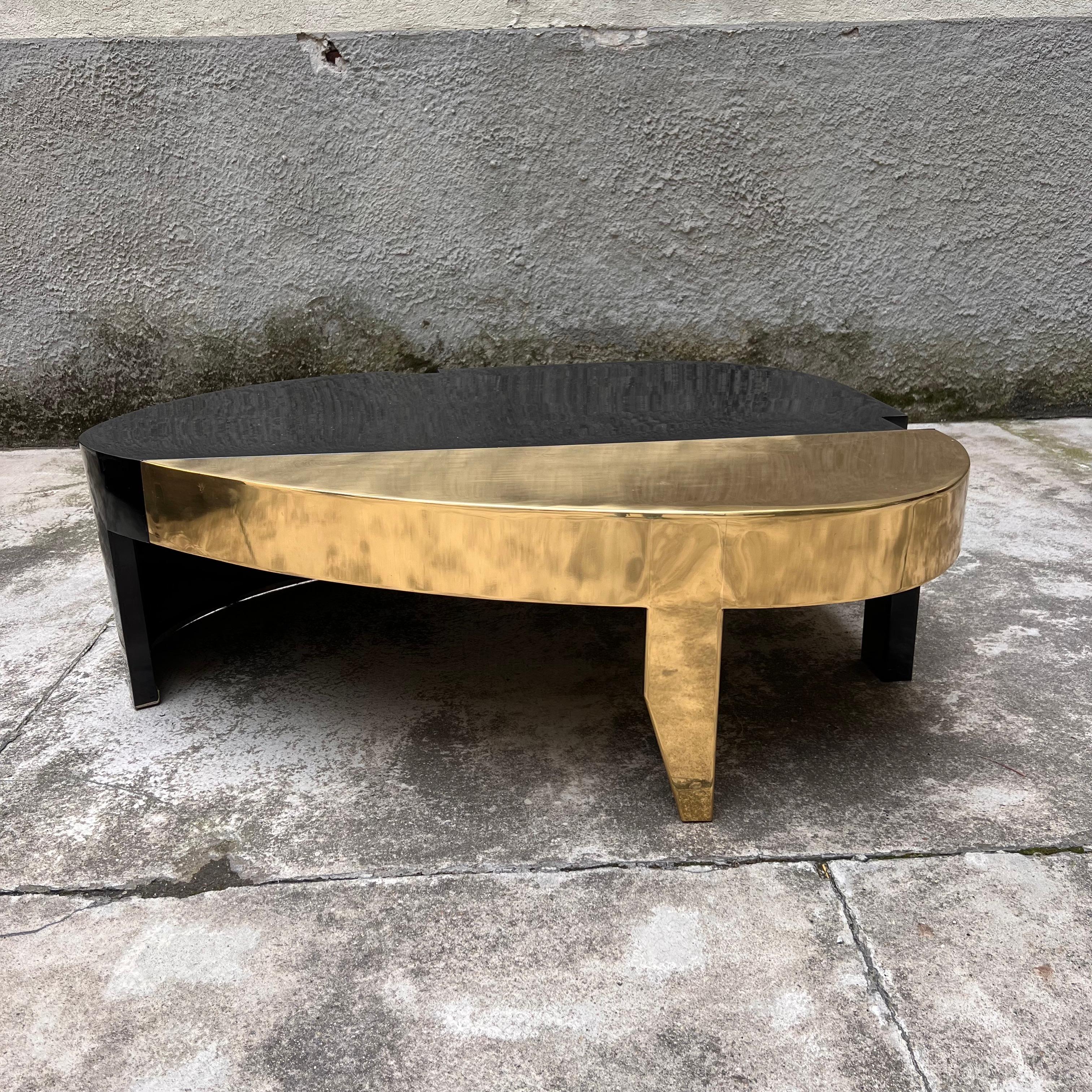 Il tavolino è un’opera della Serie Cafè, degli anni ‘90 dell’artista e designer Alberto Tonni ed è realizzato a mano, in ferro naturale brunito e ottone.
Il design del tavolino è molto distintivo e contemporaneo, caratterizzato da una forma organica