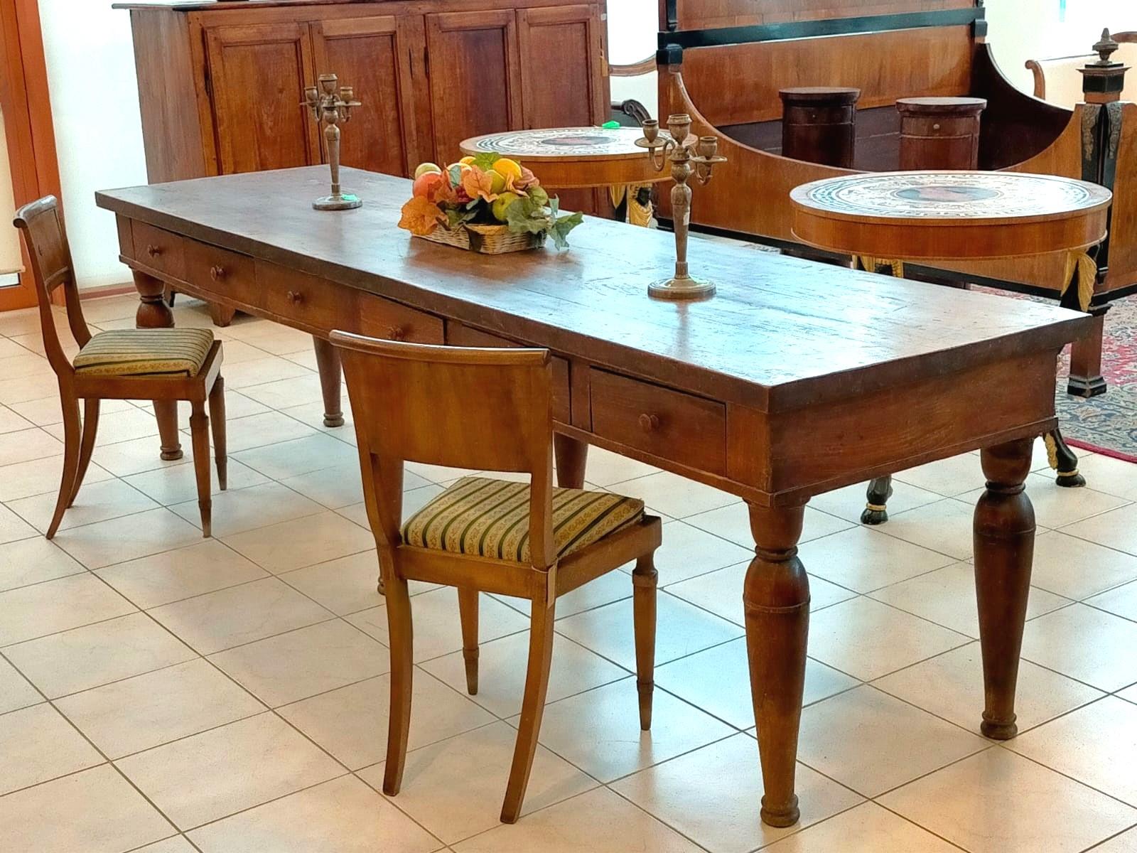 Grande table antique à six pieds du début des années 1800

Véritable pièce d'artisanat bolonais, cette table à six pieds impressionne par sa finesse d'exécution et son charme intemporel. Fabriqué en orme massif, il est doté d'un plateau