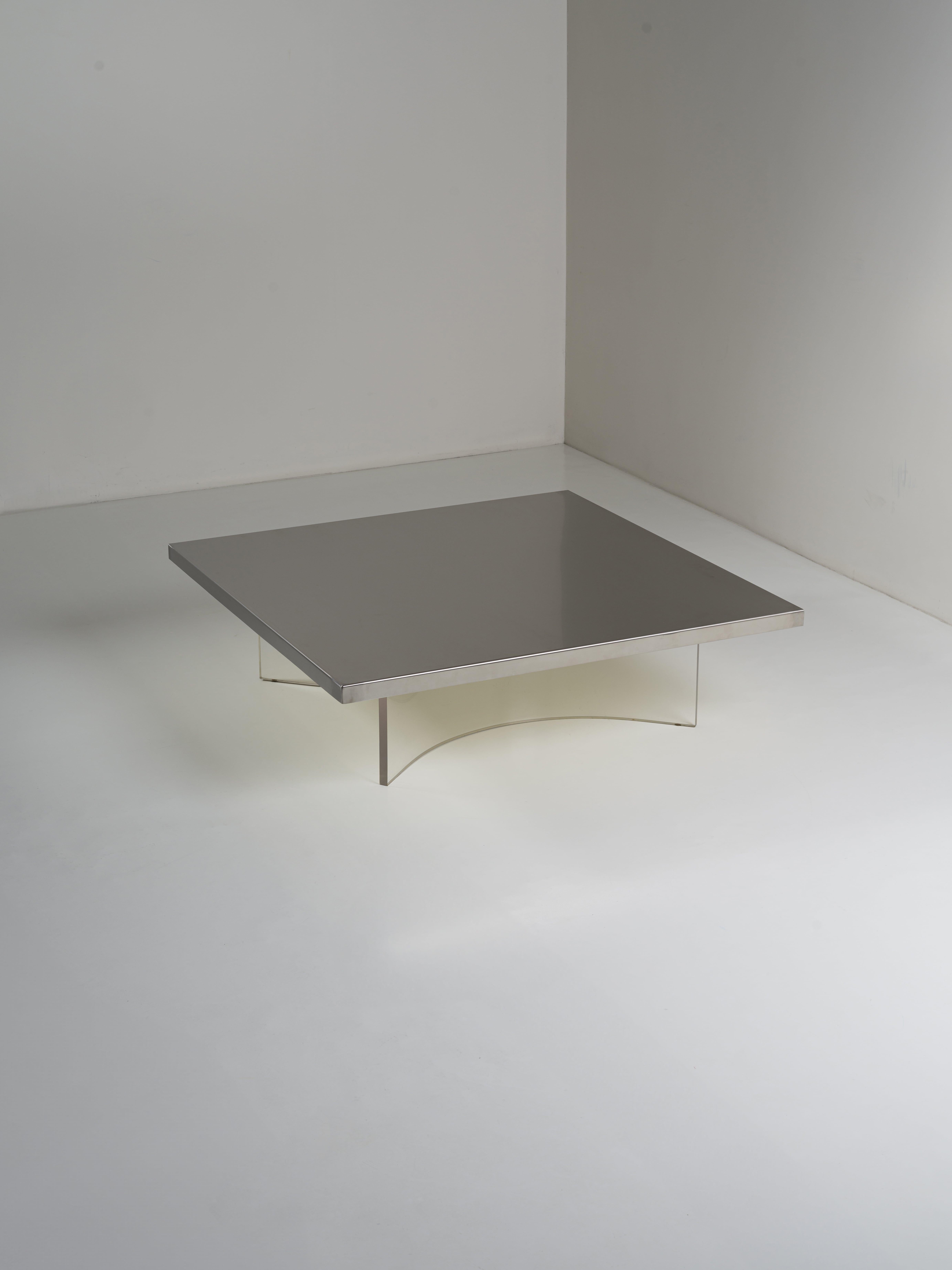 Gran mesa solotto o coffè diseñada por Roberto Monsani para la famosa empresa italiana Acerbis en la década de 1970.
De madera laminada con revestimiento de acero pulido y base de plexiglás grueso. Gracias al plexiglás, la parte superior de acero