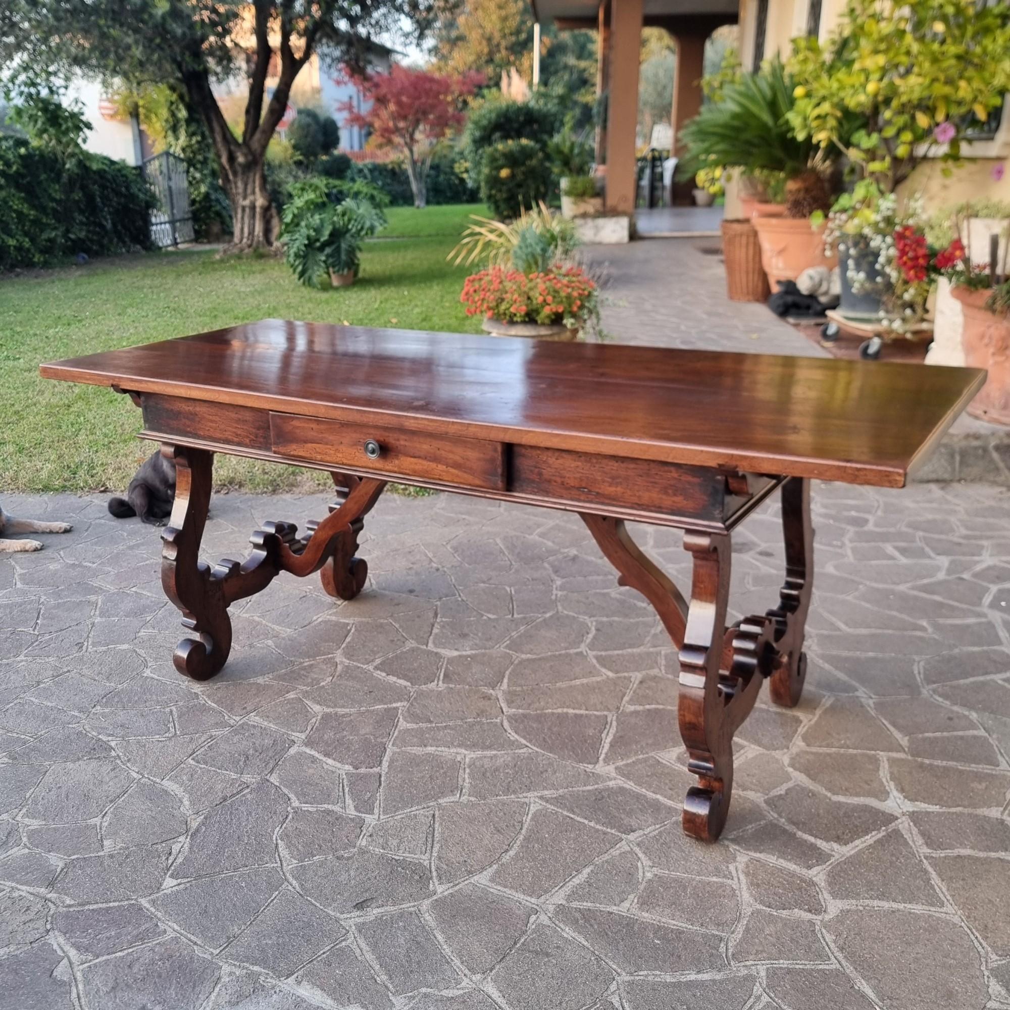 Une icône de l'artisanat : table toscane du XIXe siècle
Cette grande table fratino, en noyer massif, représente l'excellence de la tradition toscane des années 1800. Caractérisé par des lignes sobres mais robustes, le design conserve l'équilibre