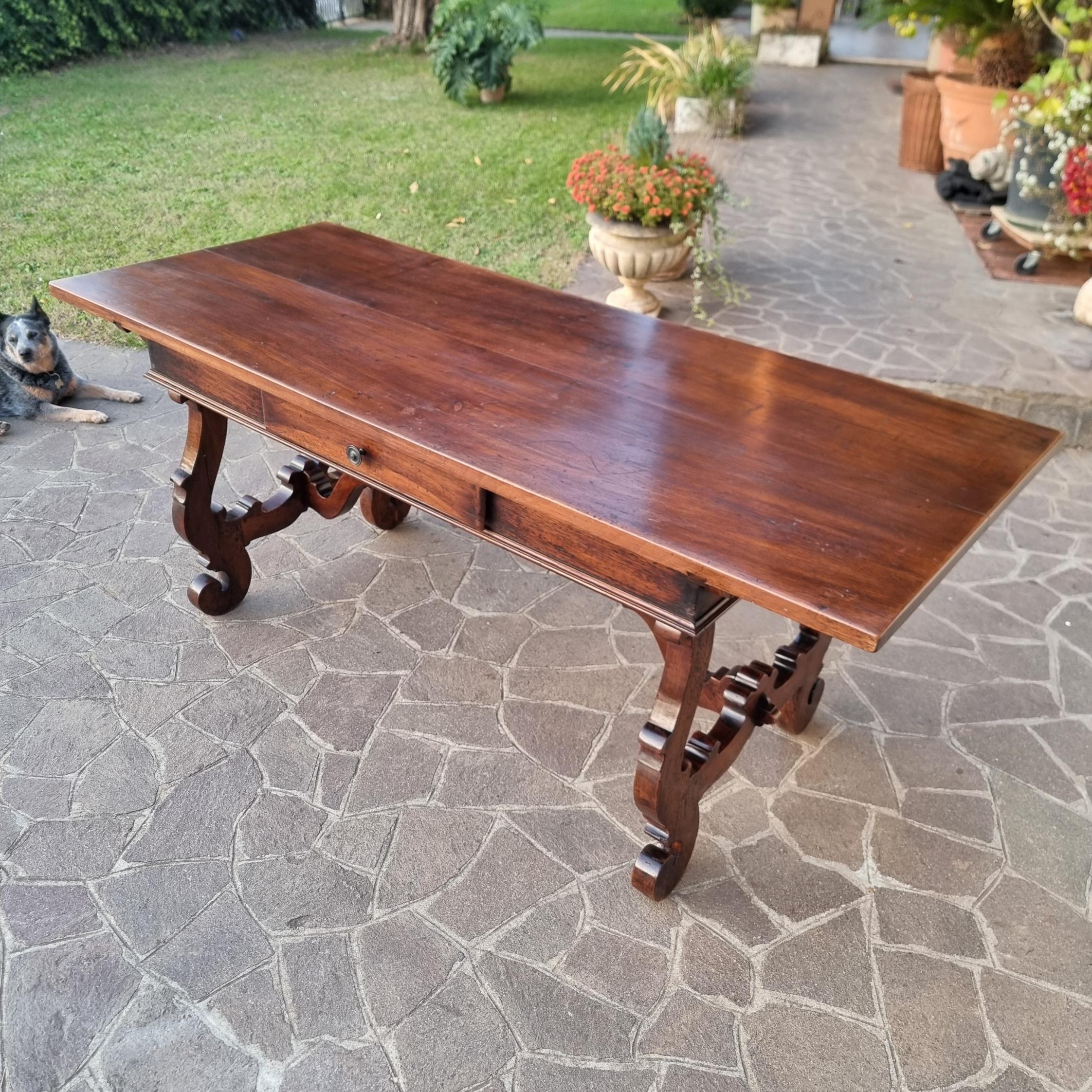 Renaissance Table Fratino en noyer de Toscane des années 1800 en vente