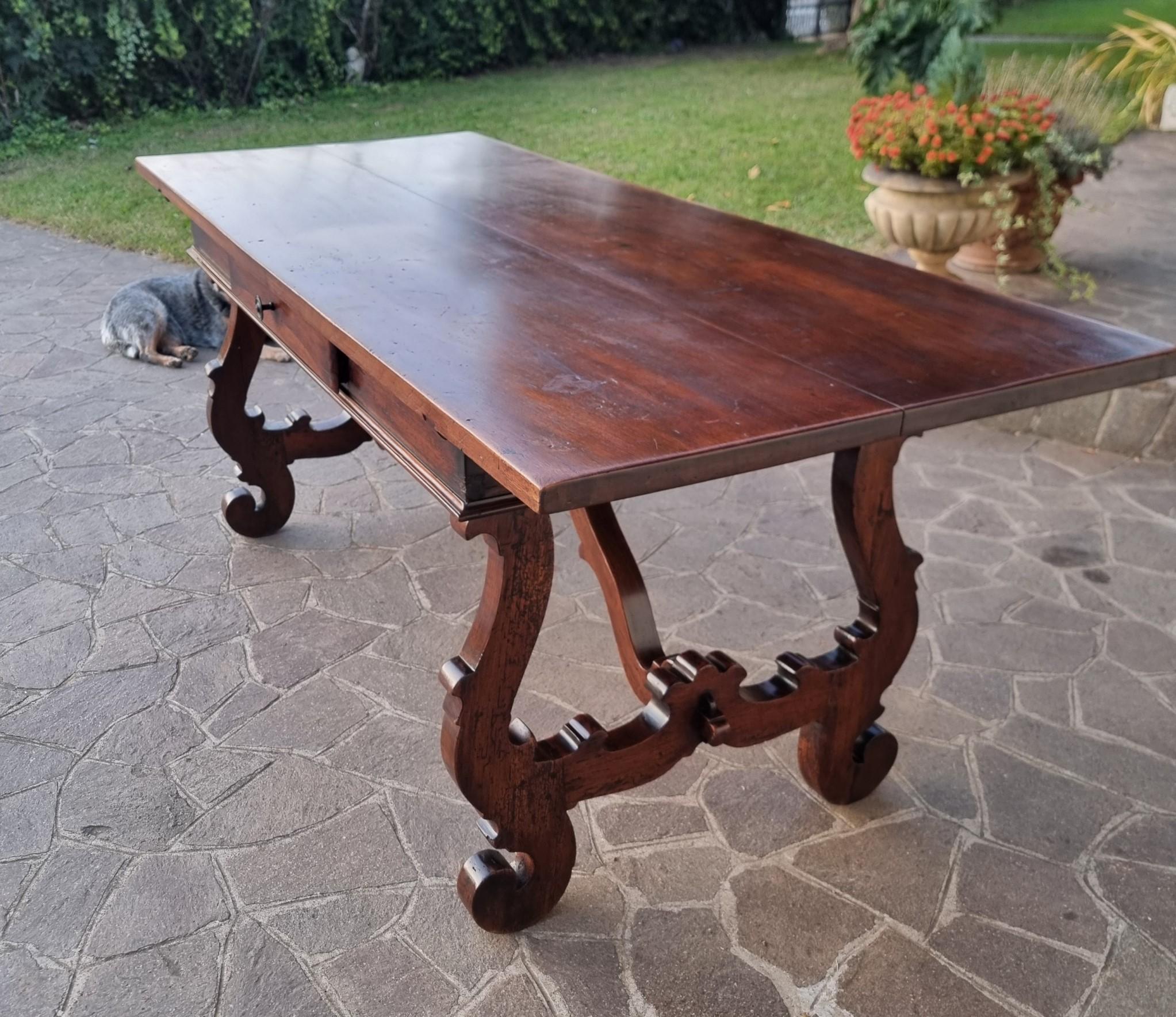Italian Table Fratino en noyer de Toscane des années 1800 en vente