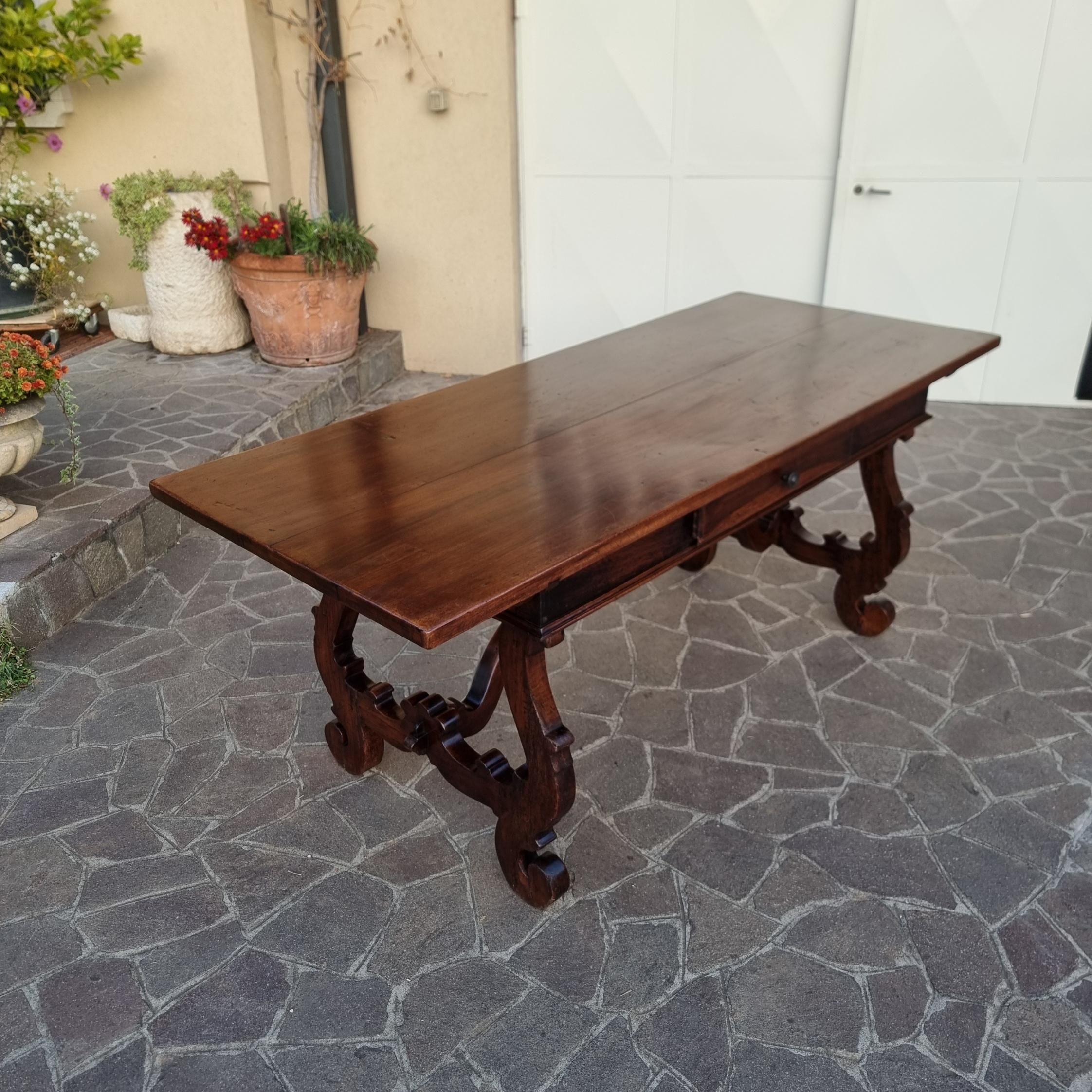 19th Century Table Fratino en noyer de Toscane des années 1800 en vente