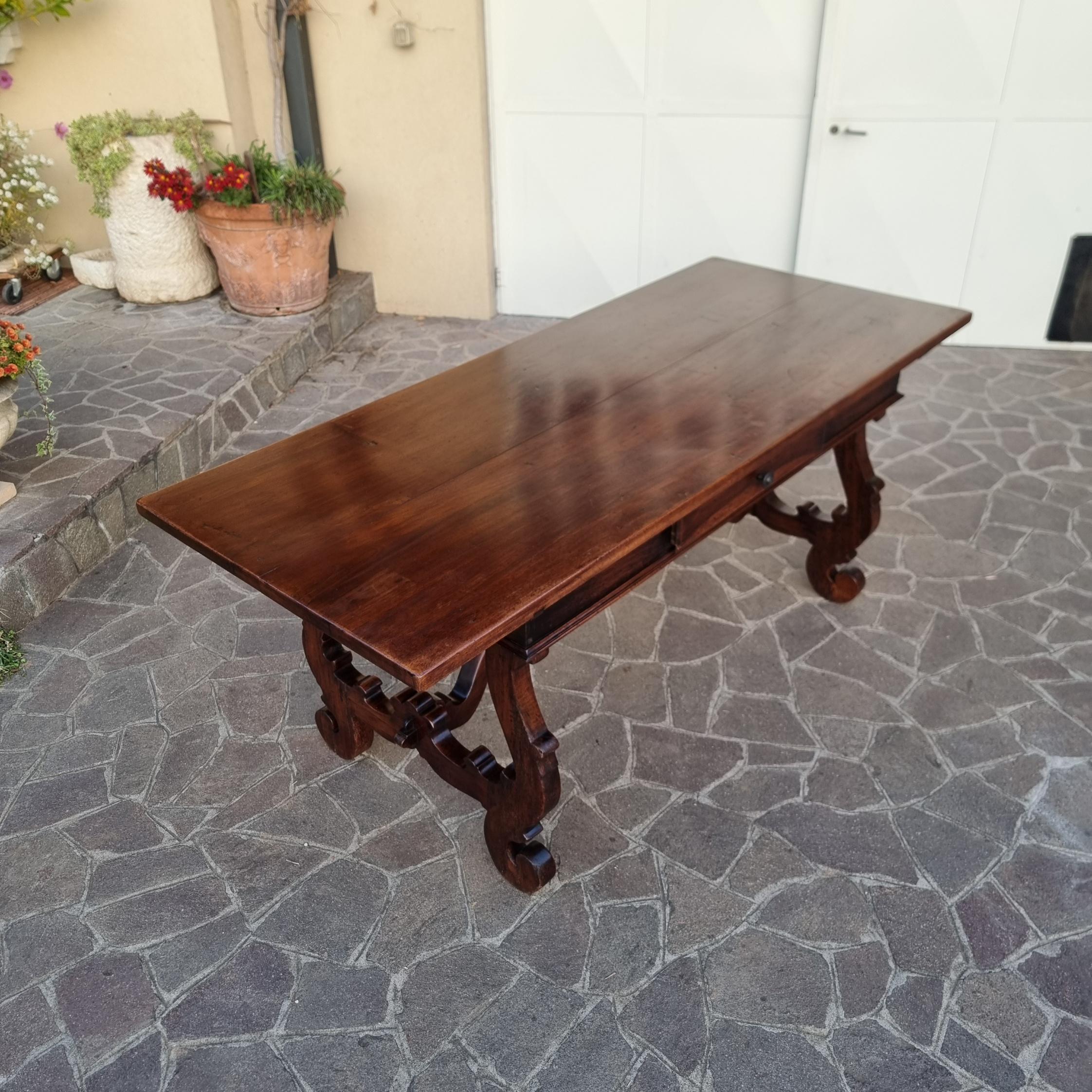 Noyer Table Fratino en noyer de Toscane des années 1800 en vente