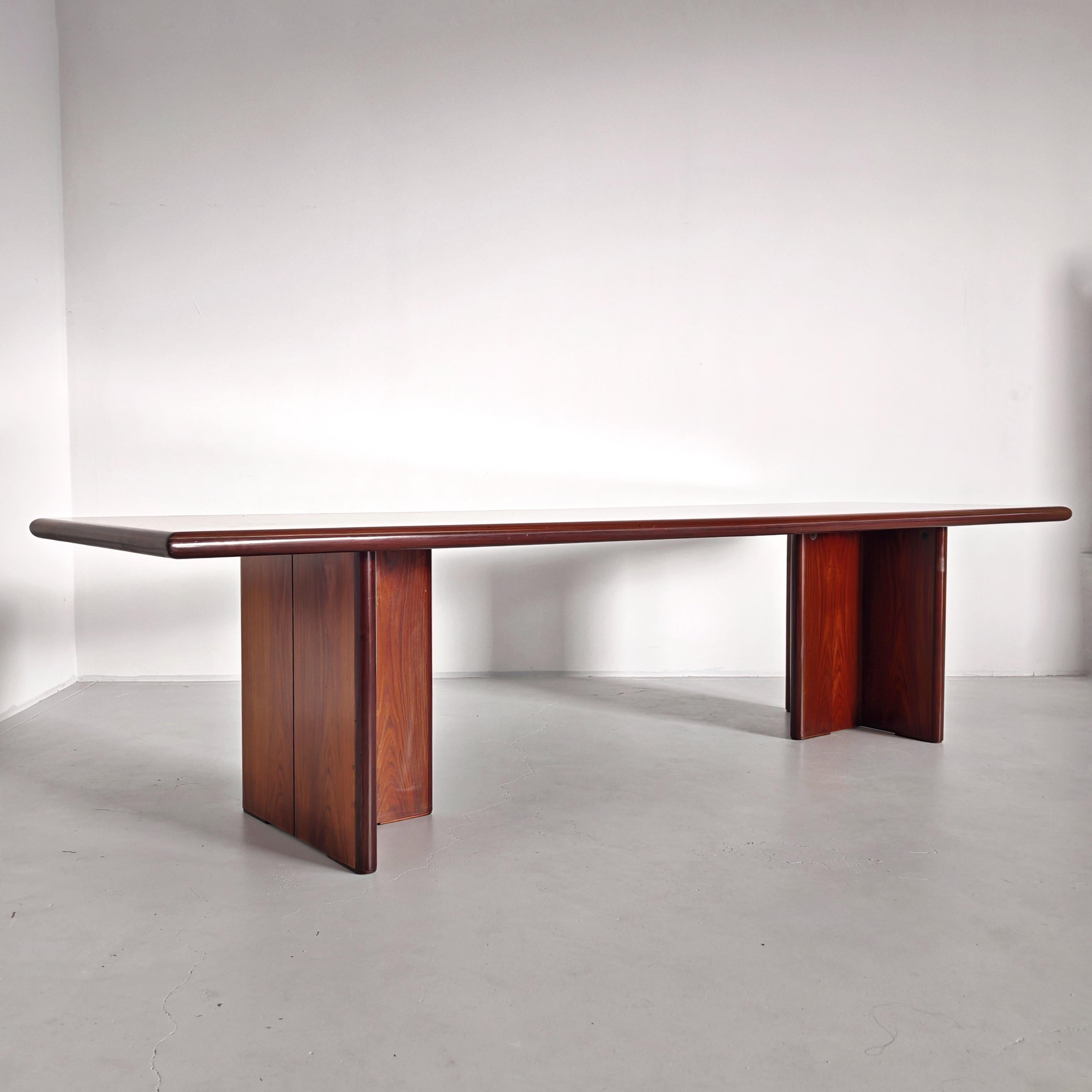 Raro tavolo di grandi dimensioni ispirato alla miglior tradizione italiana del design e dei dettagli di pregio.
Il tavolo ha un grande piano lungo 3 metri adatto ad ospitare dalle 12 alle 14 sedute.
il piano si poggia su due supporti in legno con