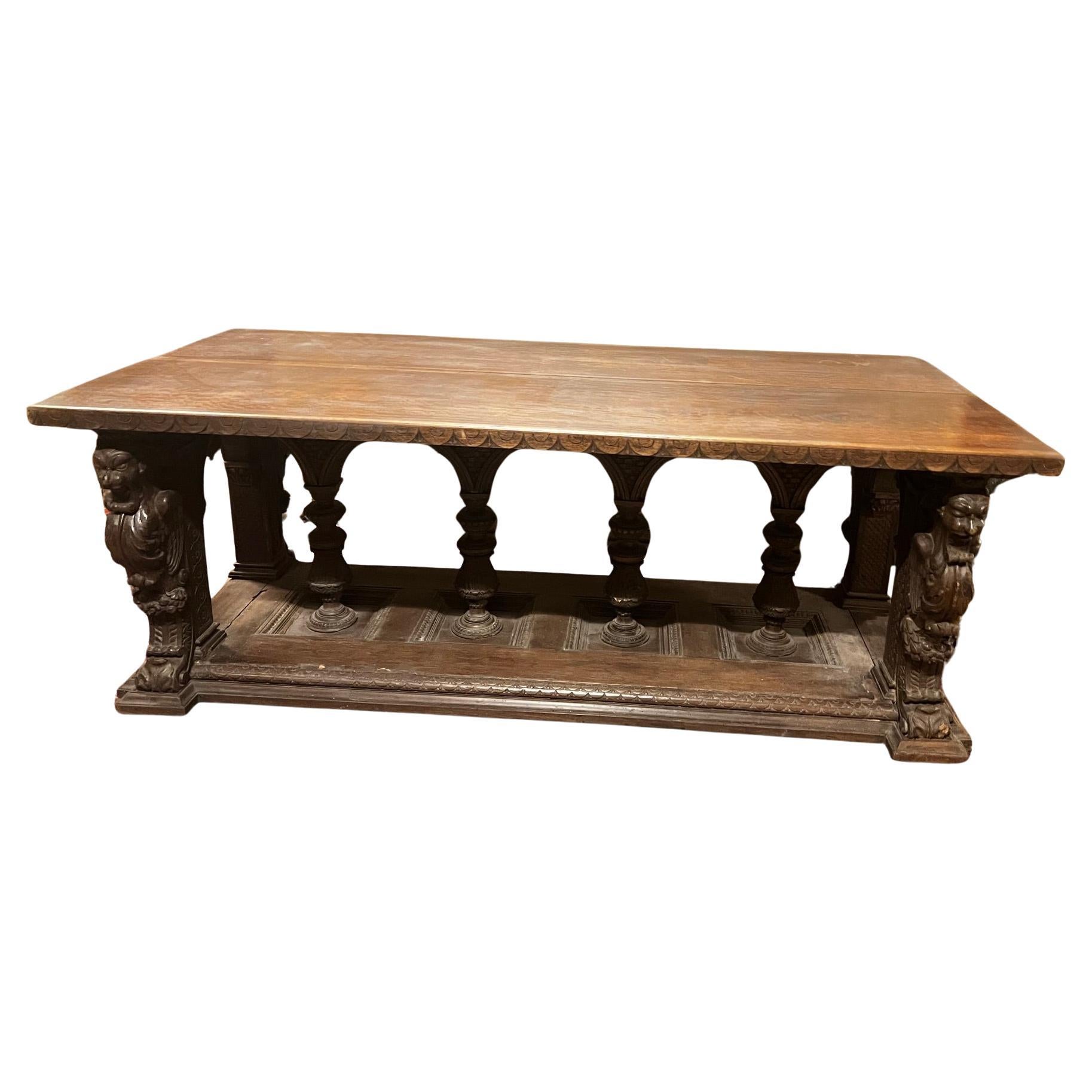 Mesa grande de madera maciza ricamente tallada con hermosas patas zoomorfas