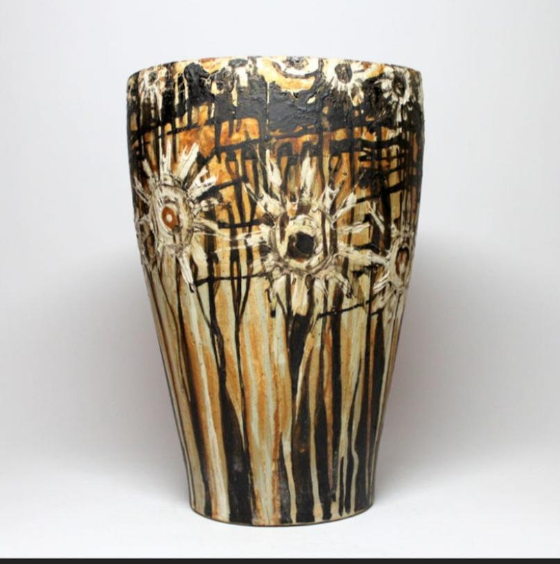 Grande vaso da terra in pirogranito con decorazione floreale della manifattura di porcellane di Zsolnay (Pécs, Ungheria) in ottime condizioni.
Il pirogranito si riferisce a un tipo di ceramica ornamentale sviluppata da Zsolnay e messa in produzione