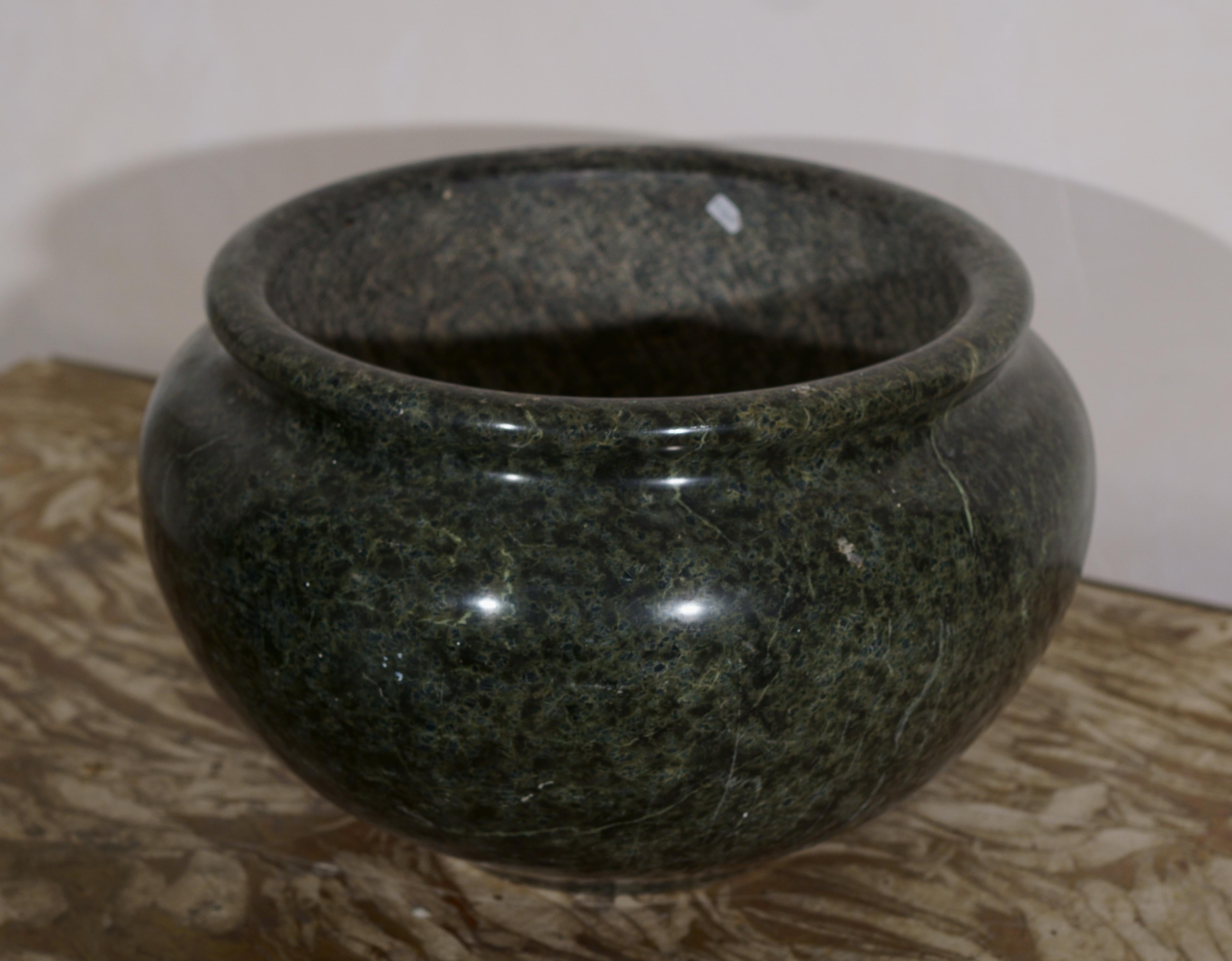 Stile impero Grande Vaso Cache-pot Neoclassico in Marmo Verde Roma XIX secolo Grand Tour in vendita