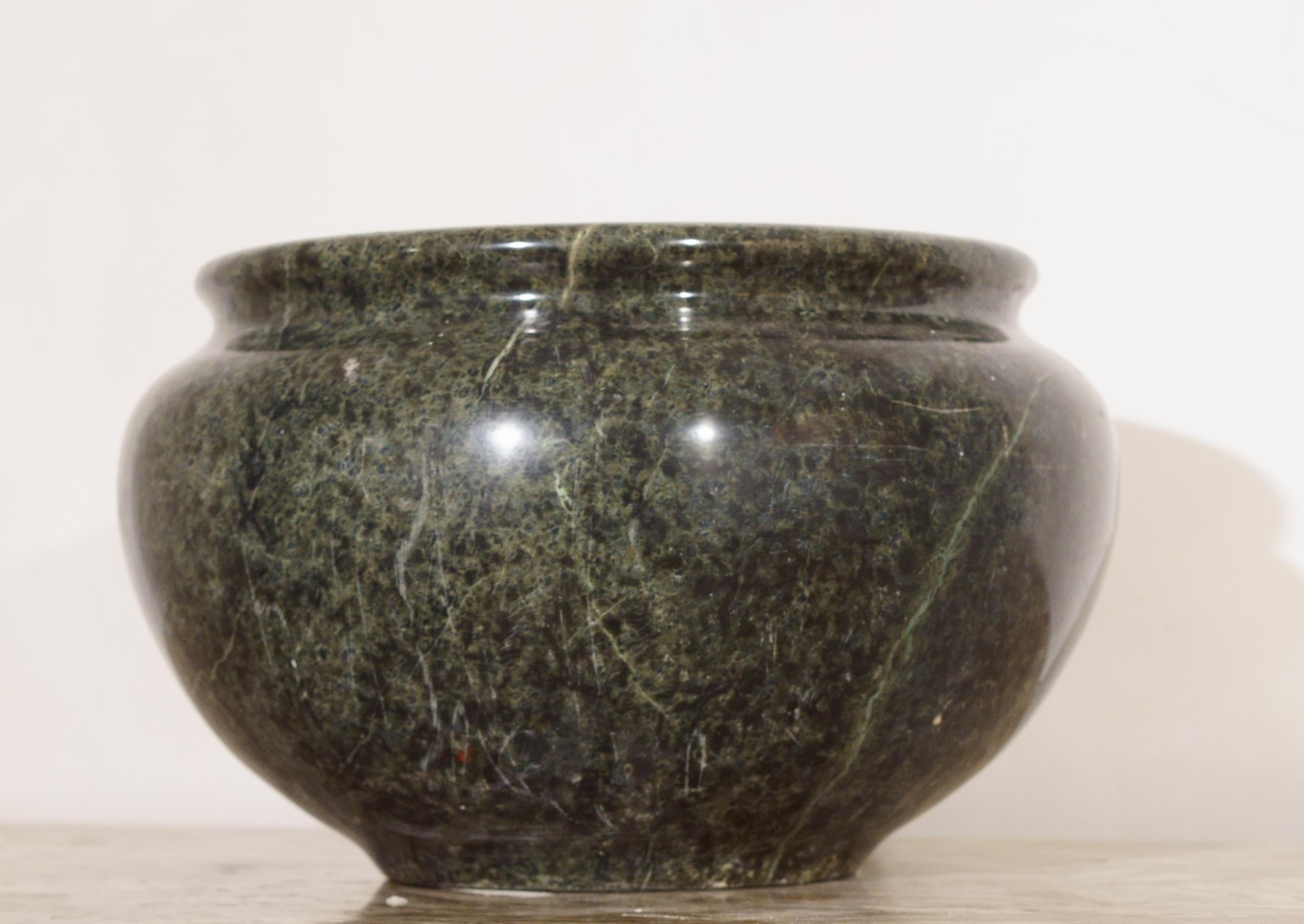 Fatto a mano Grande Vaso Cache-pot Neoclassico in Marmo Verde Roma XIX secolo Grand Tour in vendita