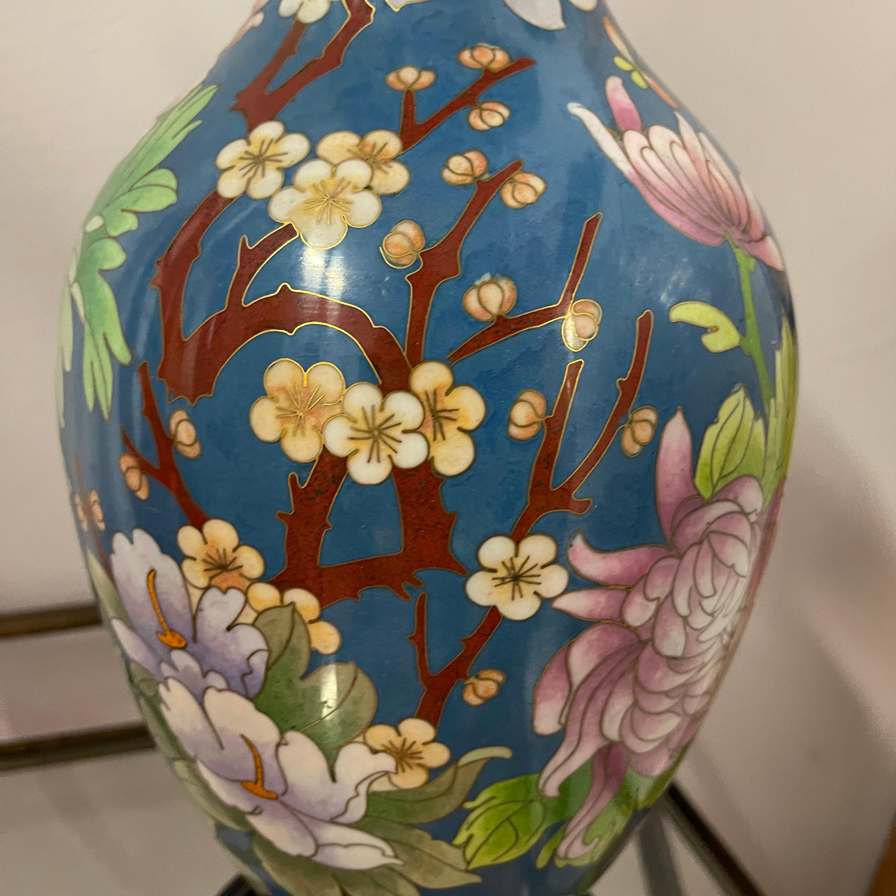 Grande Vaso Cinese Cloisonné con Uccelli e Decorazioni Floreali, Anni '60 For Sale 4