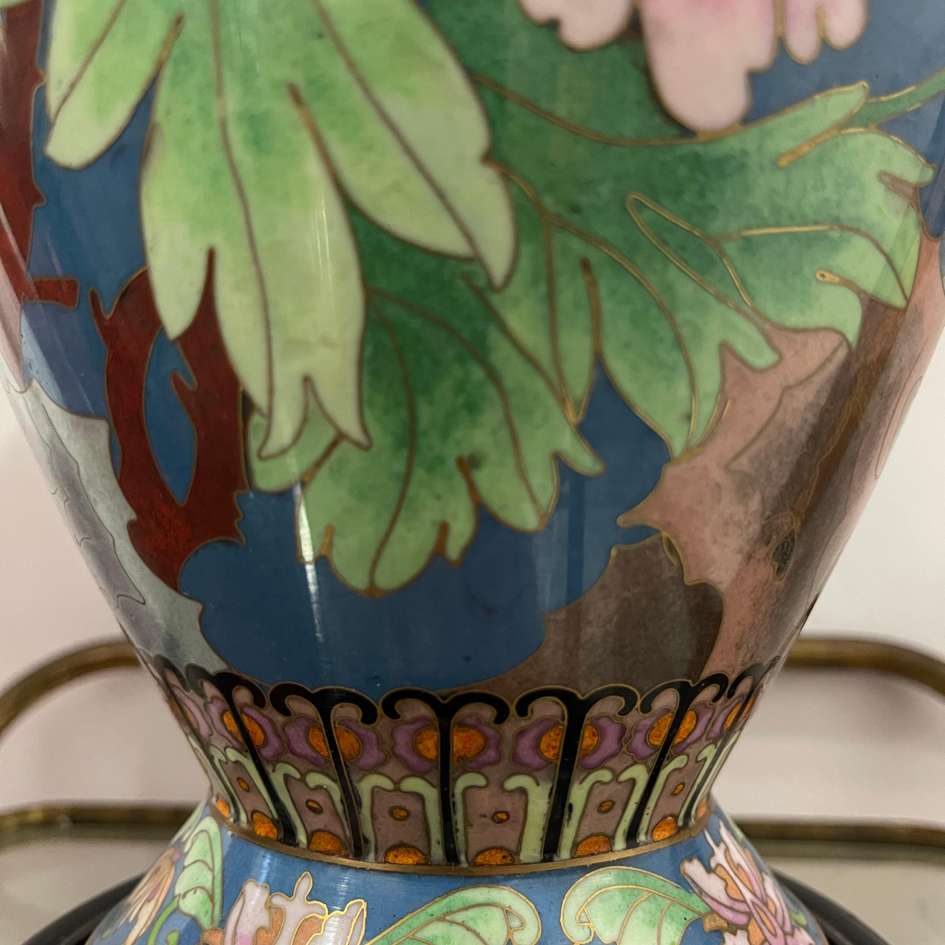 20th Century Grande Vaso Cinese Cloisonné con Uccelli e Decorazioni Floreali, Anni '60 For Sale
