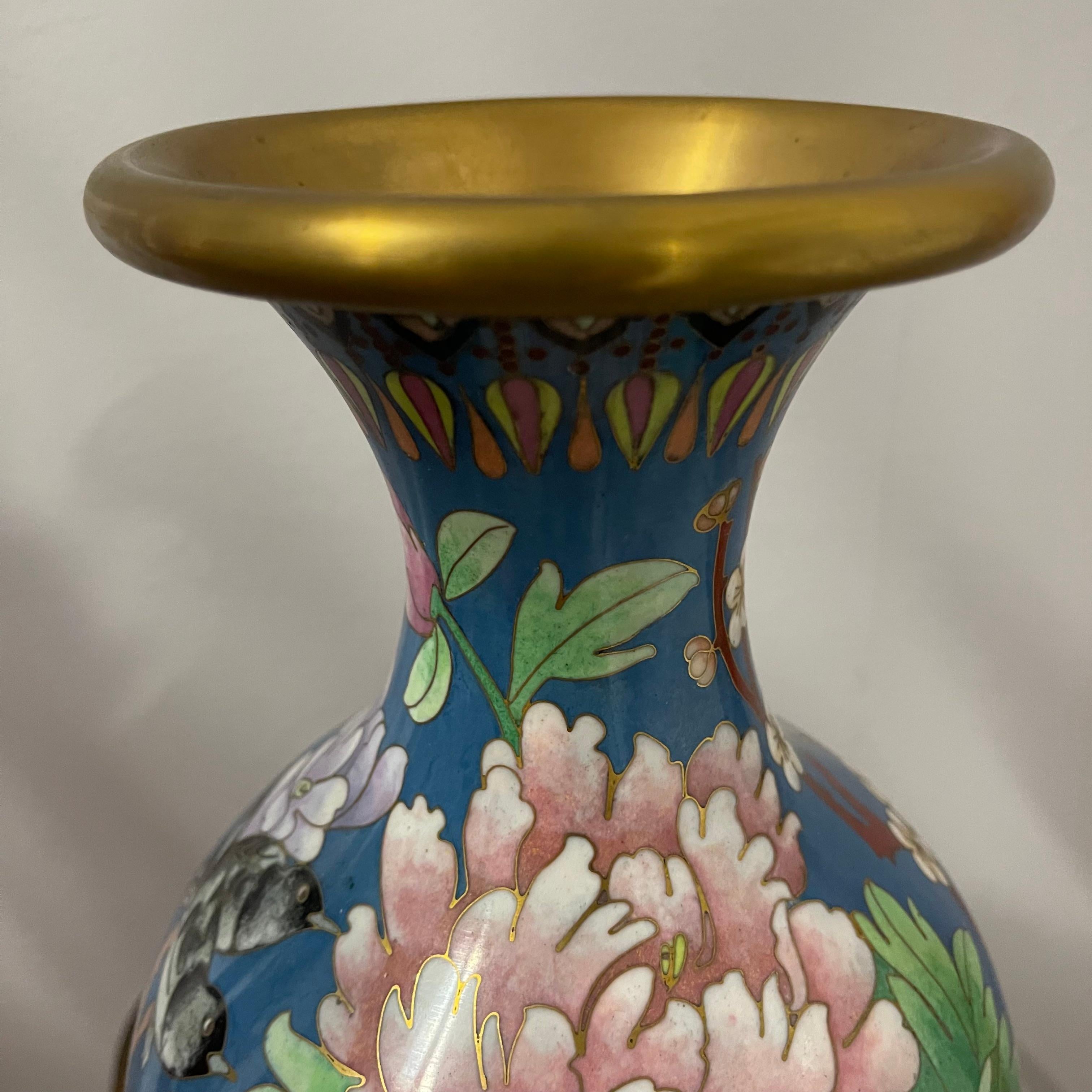 Brass Grande Vaso Cinese Cloisonné con Uccelli e Decorazioni Floreali, Anni '60 For Sale