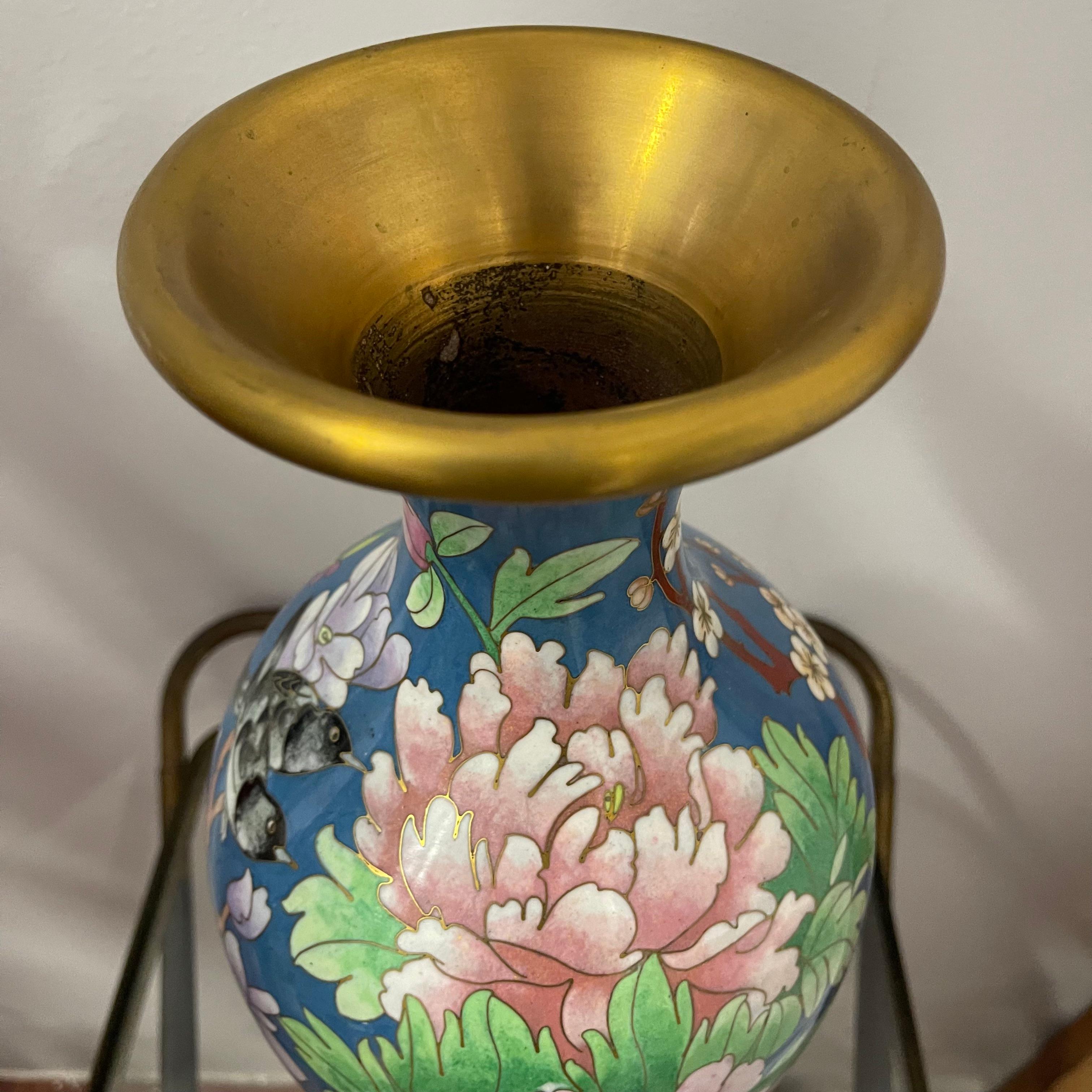 Grande Vaso Cinese Cloisonné con Uccelli e Decorazioni Floreali, Anni '60 For Sale 1