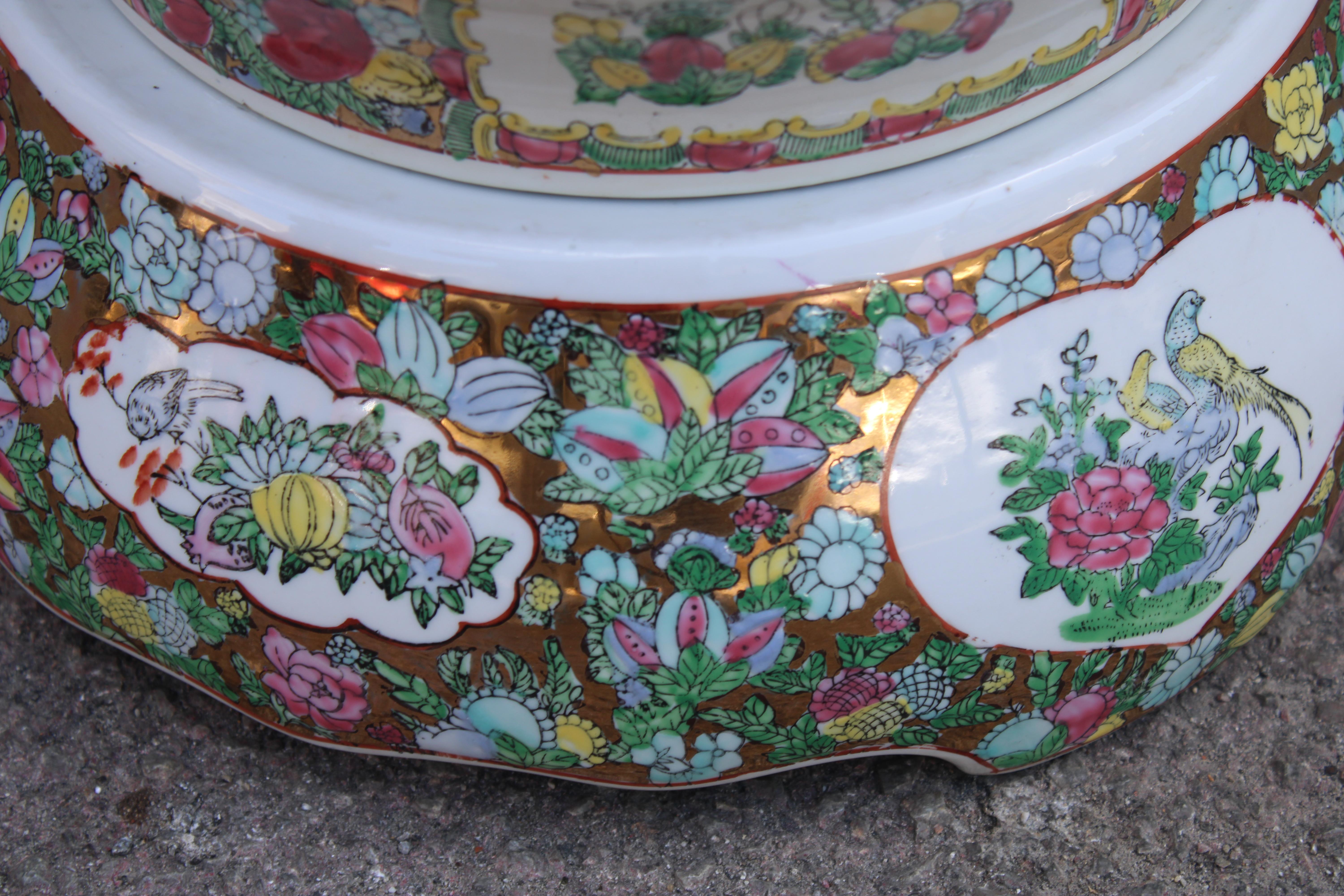 Large Chinese Vase with 24KT Gold Decorations and Parts Mid-century Asian Design For Sale 6