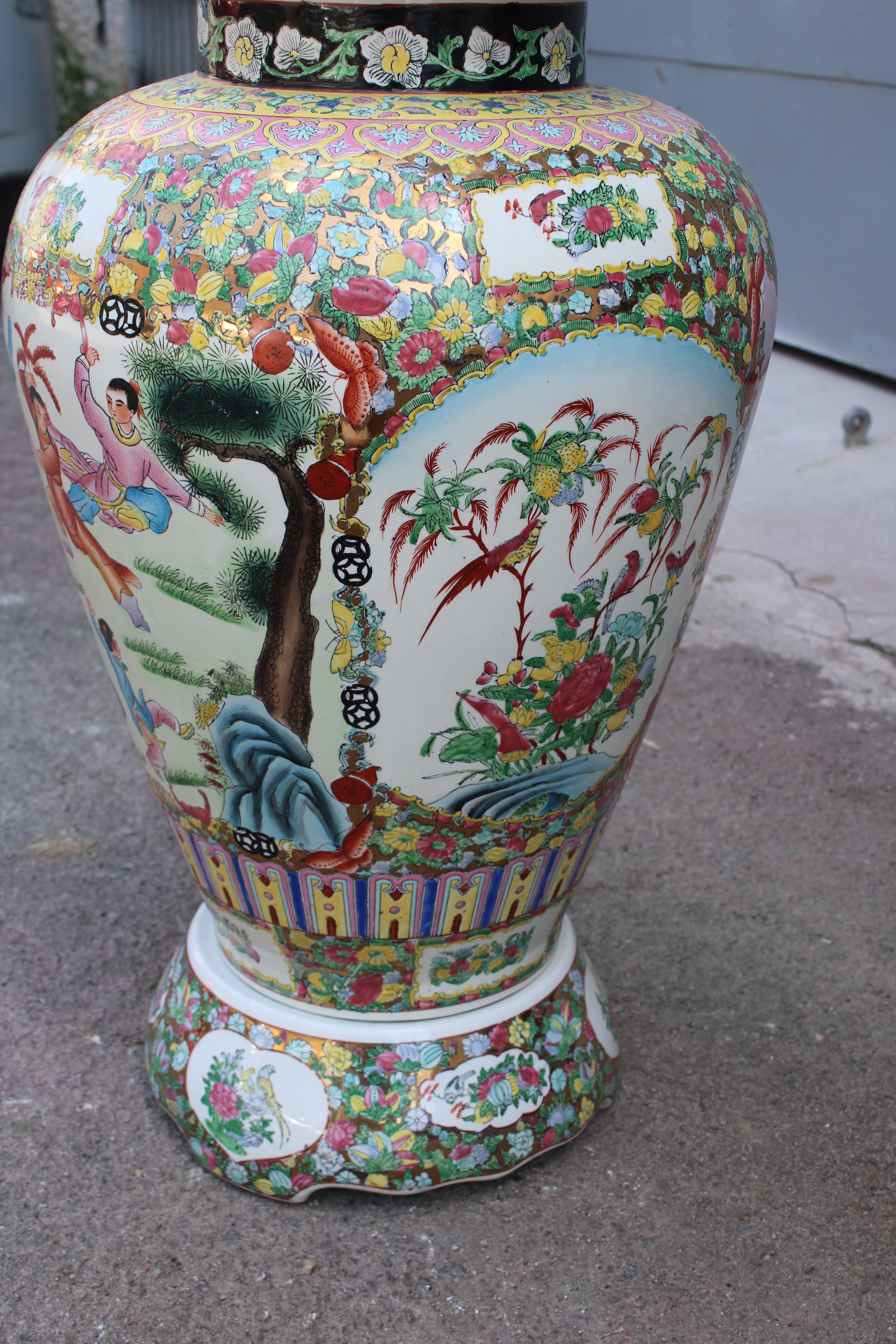 Large Chinese Vase with 24KT Gold Decorations and Parts Mid-century Asian Design For Sale 8