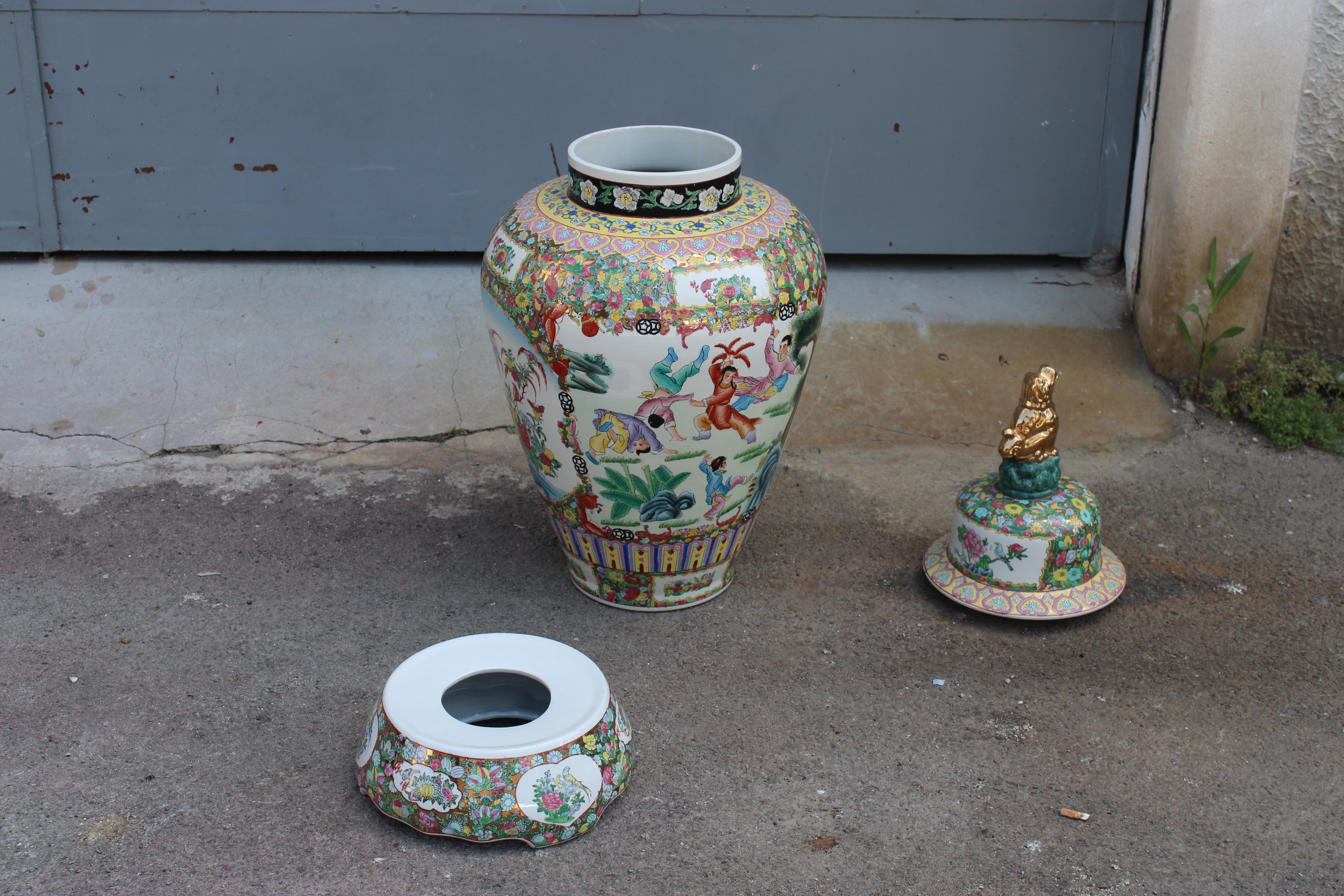 Large Chinese Vase with 24KT Gold Decorations and Parts Mid-century Asian Design For Sale 9