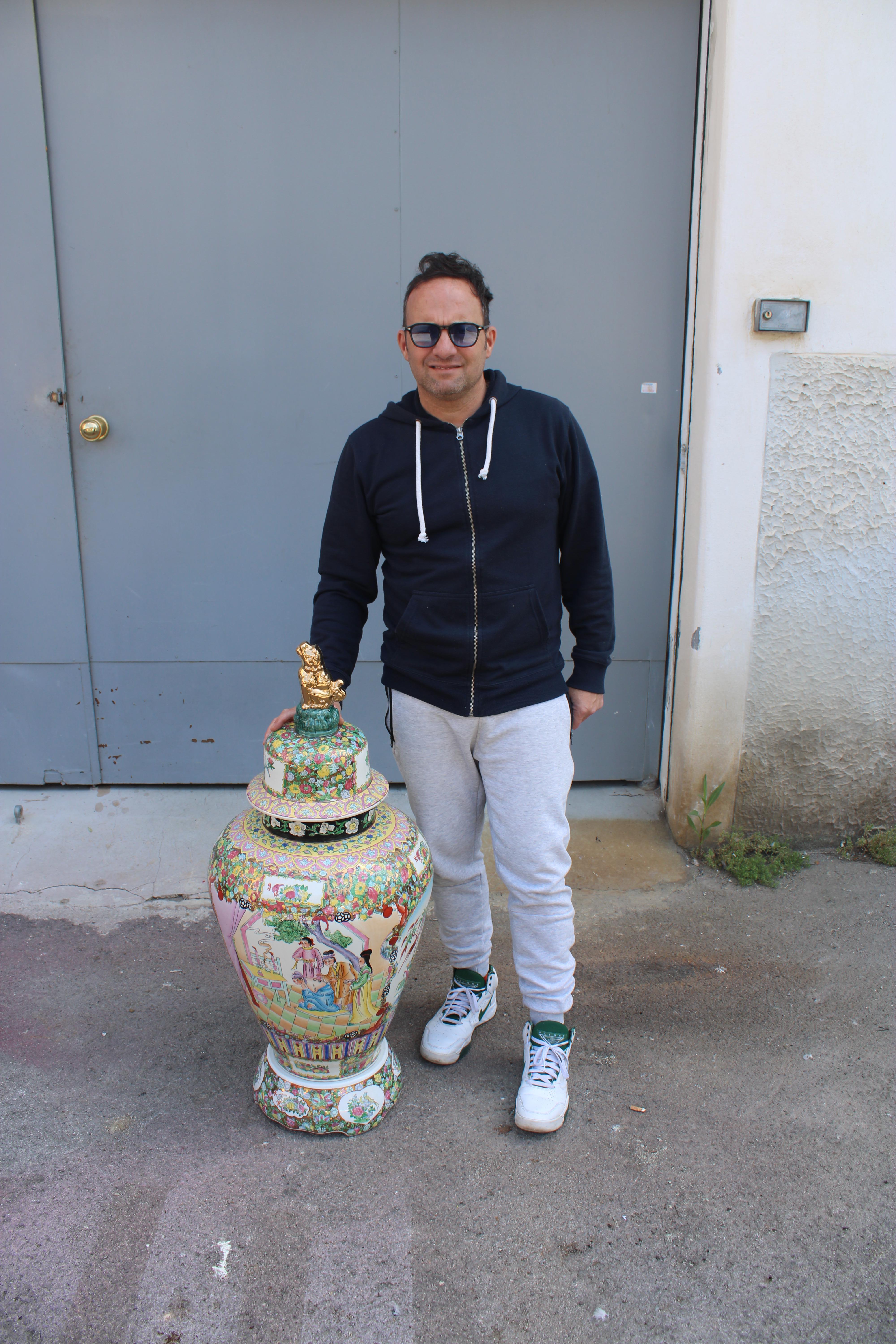 Large Chinese Vase with 24KT Gold Decorations and Parts Mid-century Asian Design In Good Condition For Sale In Palermo, Sicily