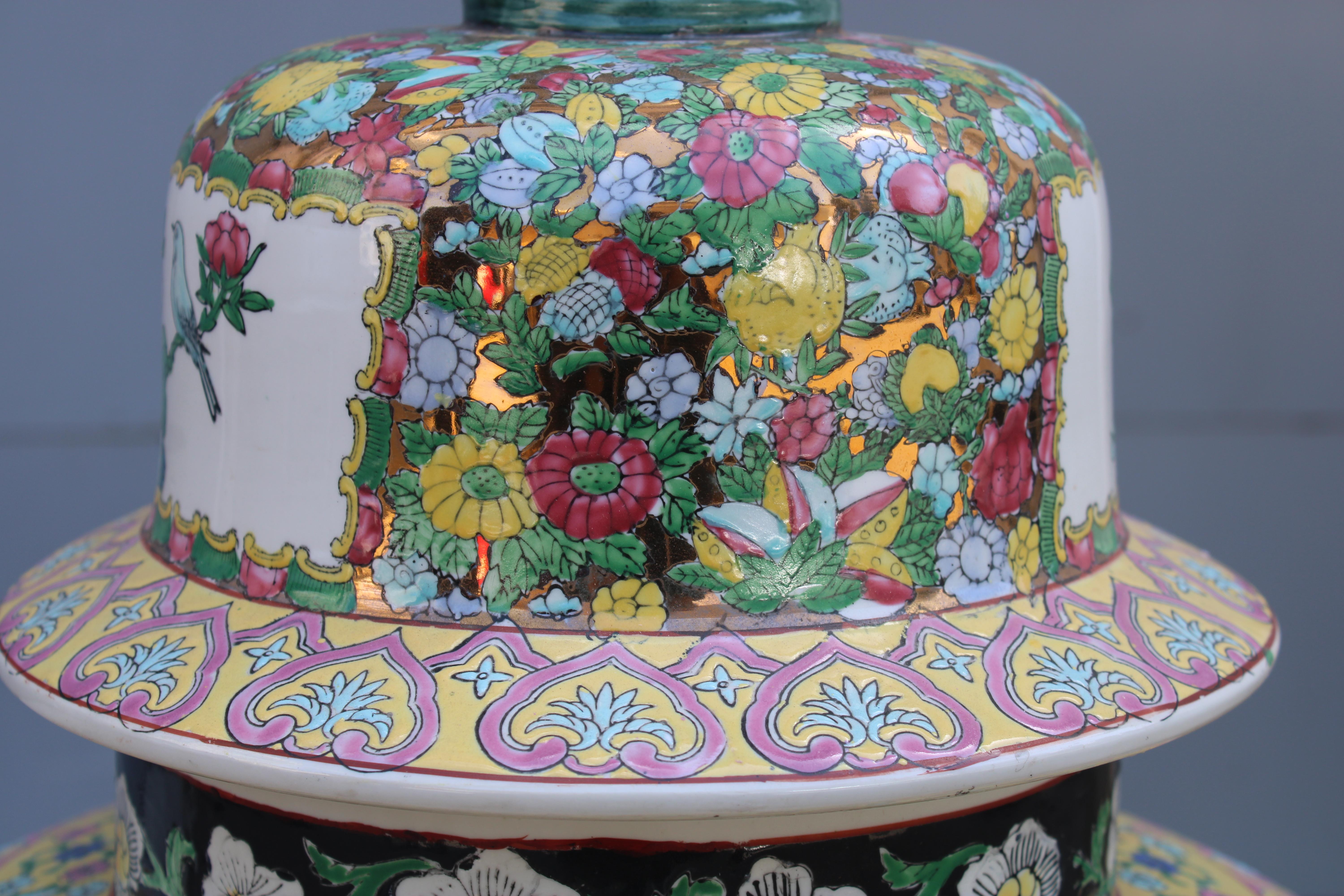 Large Chinese Vase with 24KT Gold Decorations and Parts Mid-century Asian Design For Sale 2