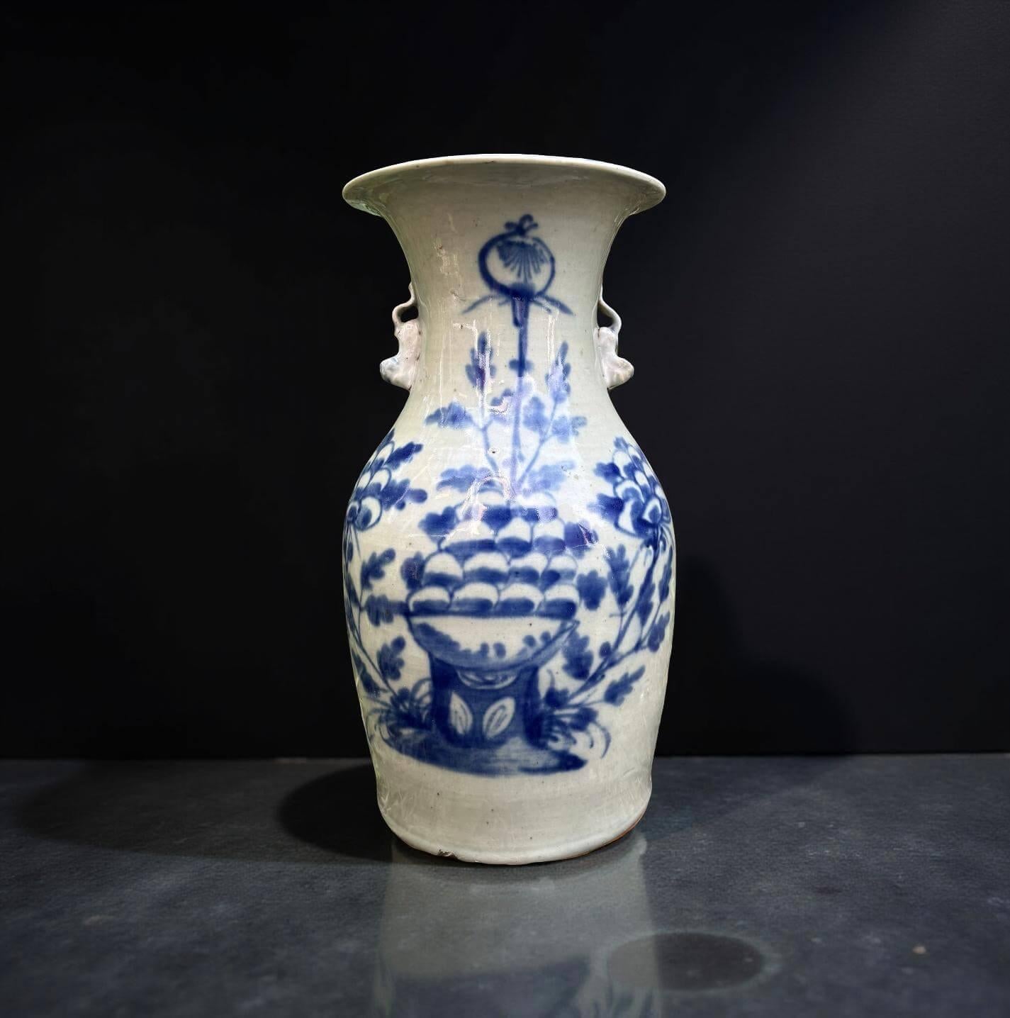 Vaso in porcellana Celadon con decoro naturalistico in blu cobalto, Cina, Dinastia Qing, XIX secolo. Perfetto stato di conservazione, nessun restauro.  

Misure 
H cm 32 
D imboccatura cm 16