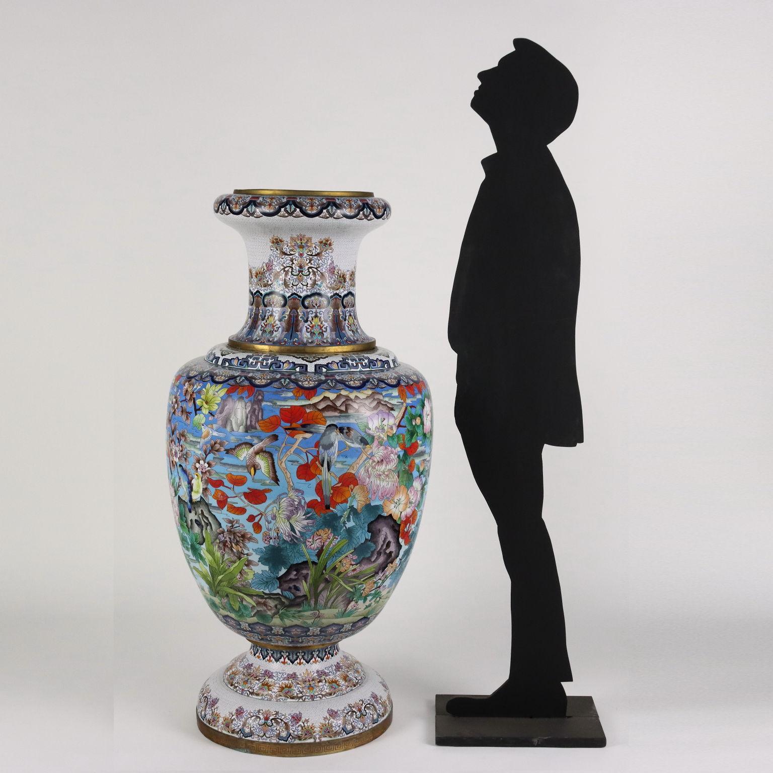 Grande vaso in bronzo decorato a cloisonné con smalti colorati, a rappresentare paesaggi, volatili e fiori di gusto orientale.