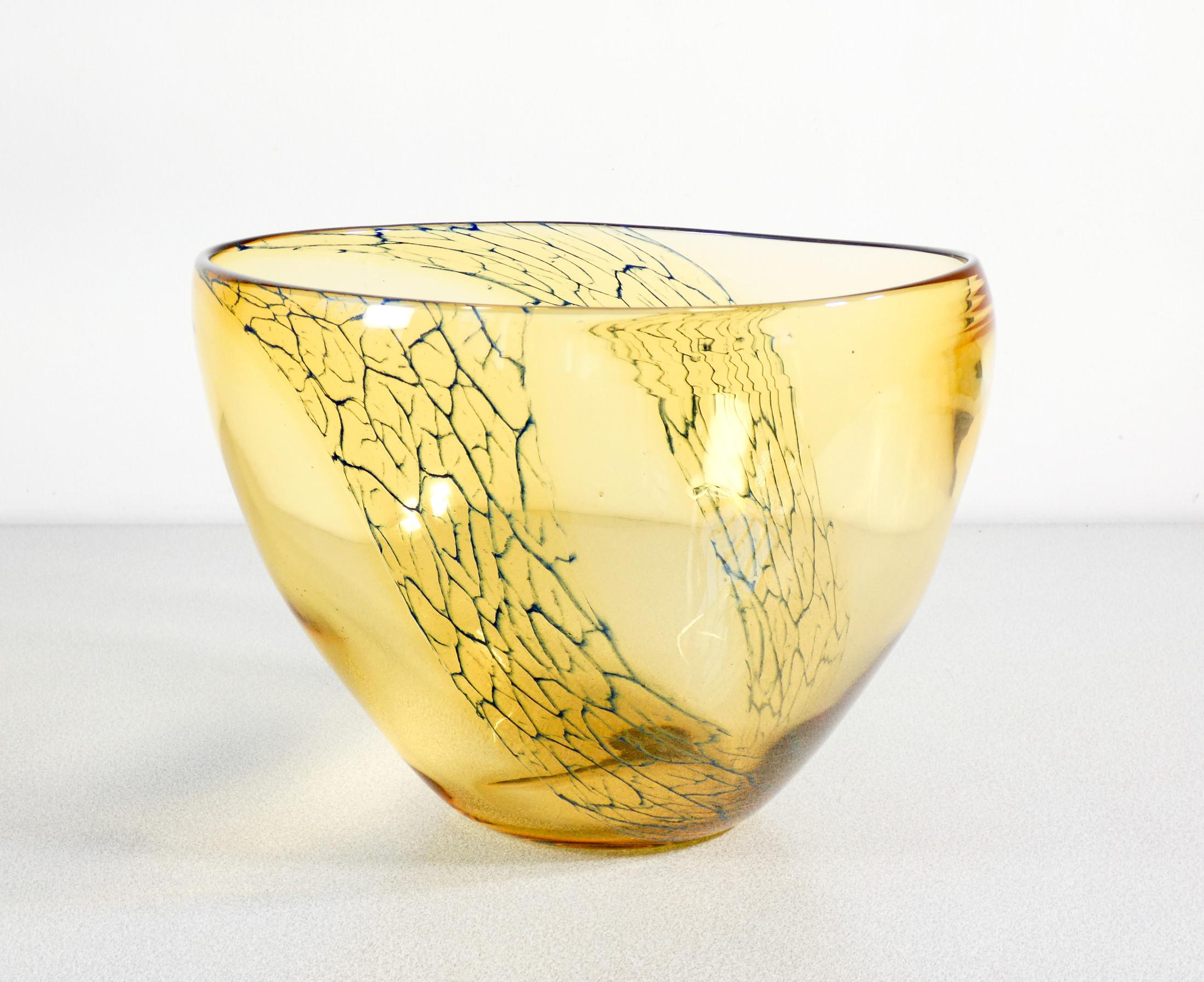 Large vase, bowl
signed FOLLOWING
Vetri d'Arte
in blown glass.

ORIGIN
Murano

PERIOD
Anni 60

AUTHOR
SEGUSO
Vetri d'Arte

MATERIALS
Blown glass

DIMENSIONS
Height: 22cm
Width: 31.5 cm
Depth: 27.5 cm

CONDITIONS
Perfette. Evaluate through the