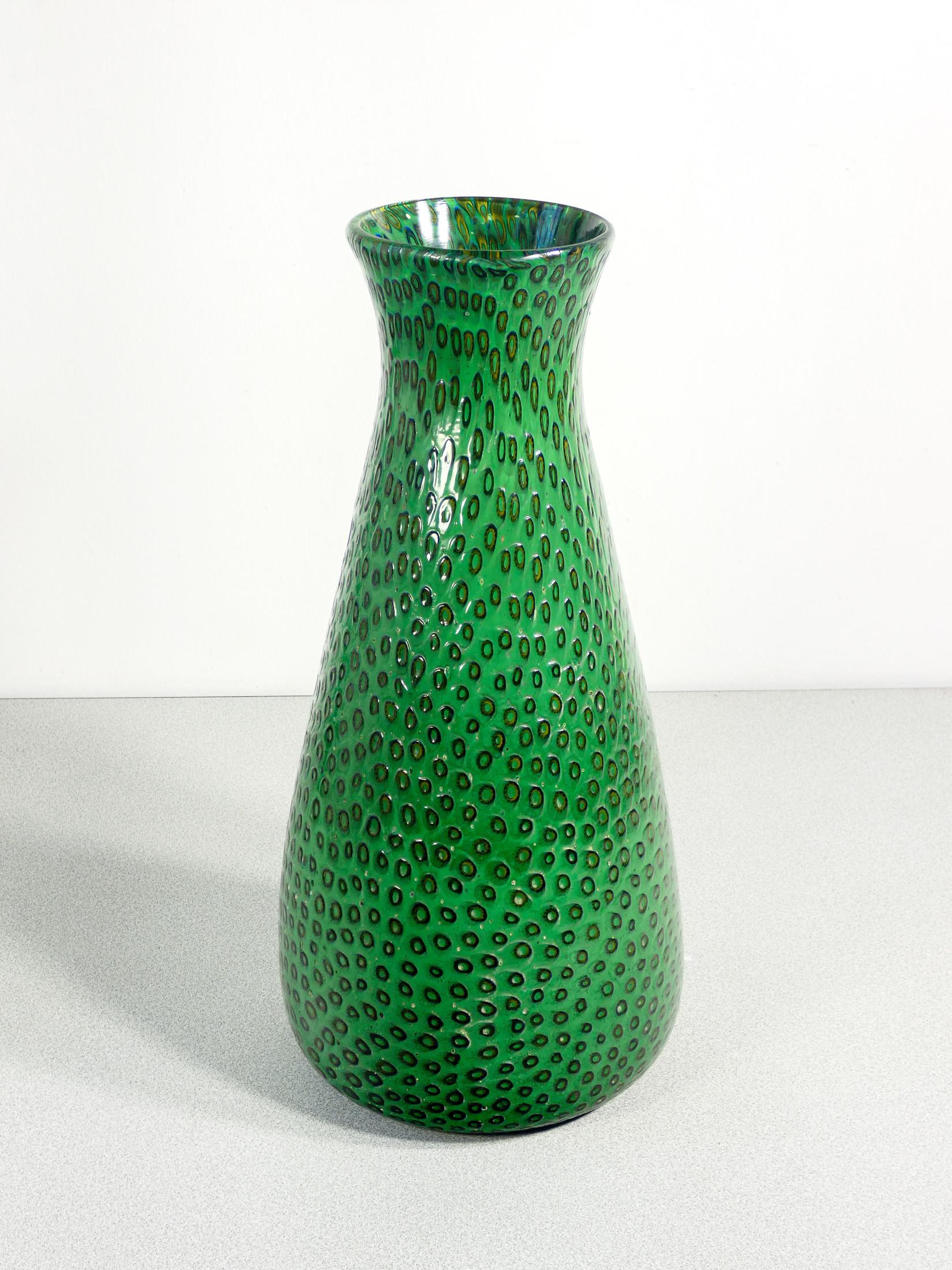 Grande vaso
design Ermanno TOSO
in vetro soffiato
con murrine in rilievo.

ORIGINE
Murano

PERIODO
Anni 50/60

DESIGNER
Ermanno TOSO

MATERIALI
Vetro soffiato
con murrine in rilievo

DIMENSIONI
Altezza: 43.5 cm
Ø 19 cm

CONDIZIONI
Perfette. Valutare