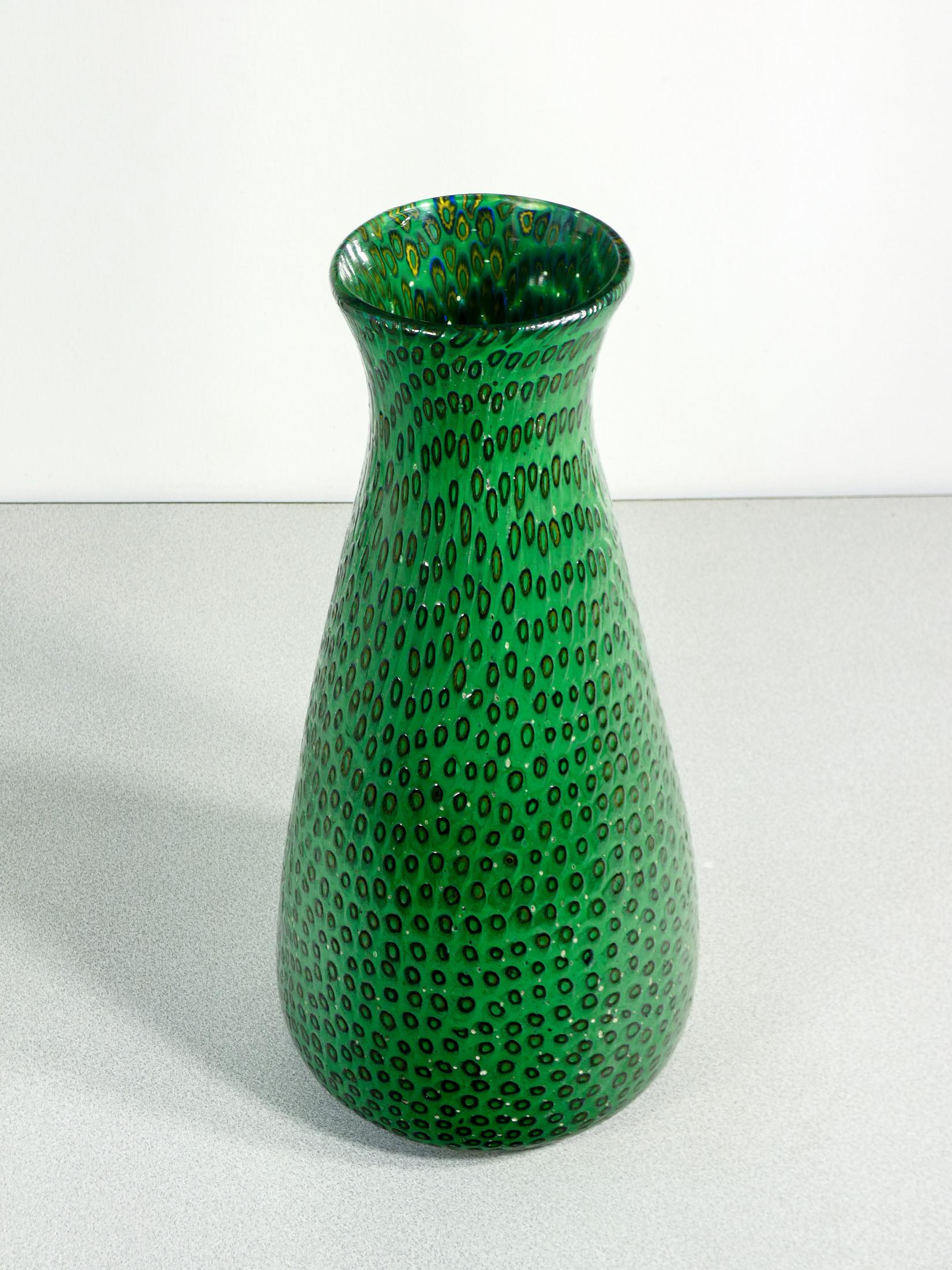 Mid-20th Century Grande vaso design Ermanno TOSO in vetro soffiato con murrine in rilievo. 1950s in vendita
